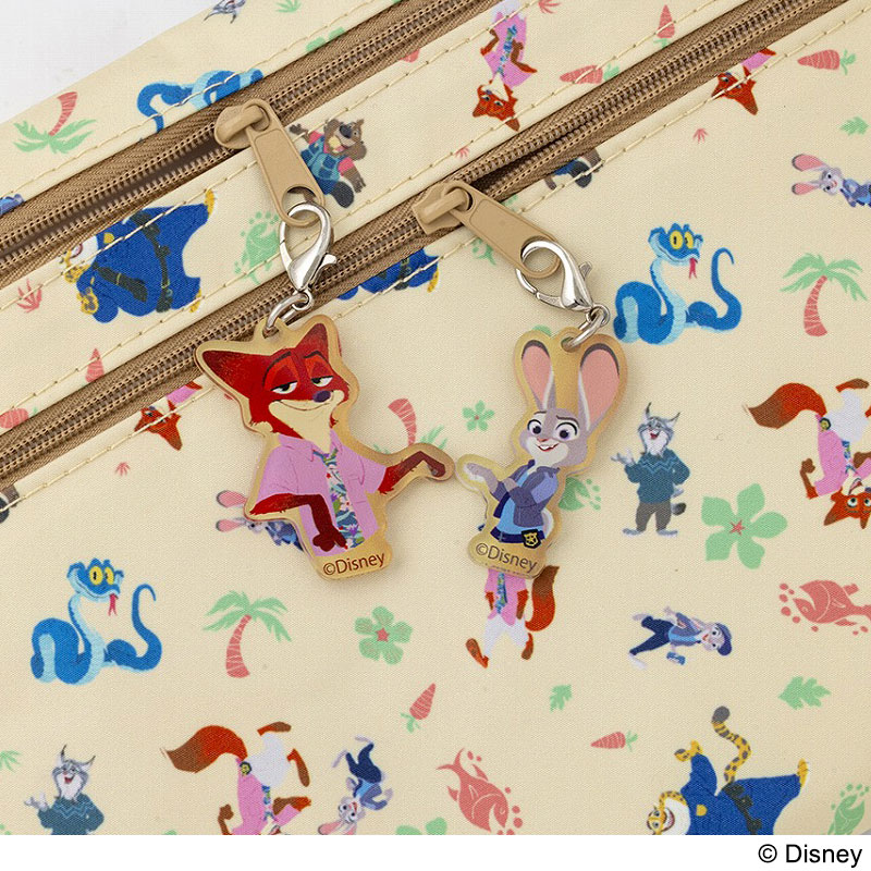 グータッチするジュディとニックのチャーム付き