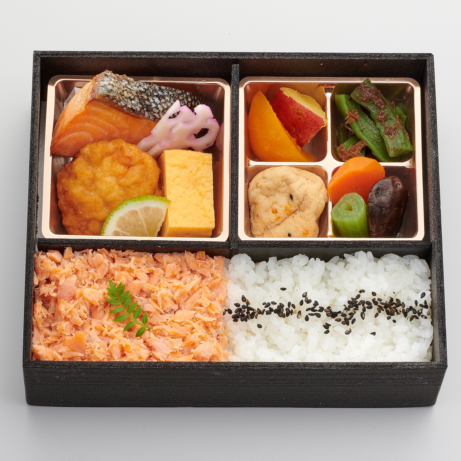 BENTOステーションセレクション「新潟 加島屋×西武池袋本店キングサーモンと鮭の味噌漬弁当」（1890円）