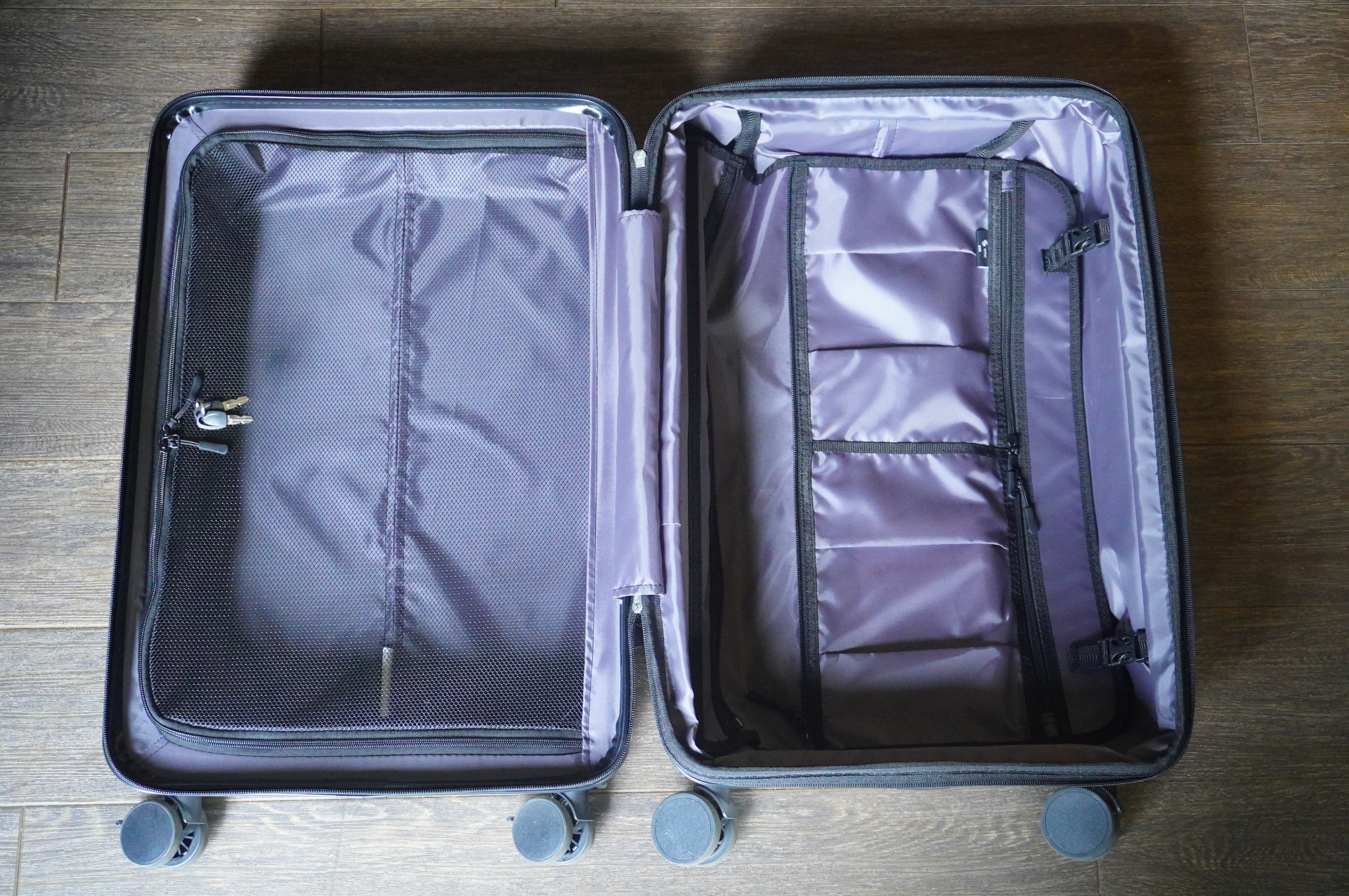 中身はこんな感じ。ポケットや荷物を固定するバンドが備わり、そのほか無駄な機能がないので見た目以上にたっぷり入る