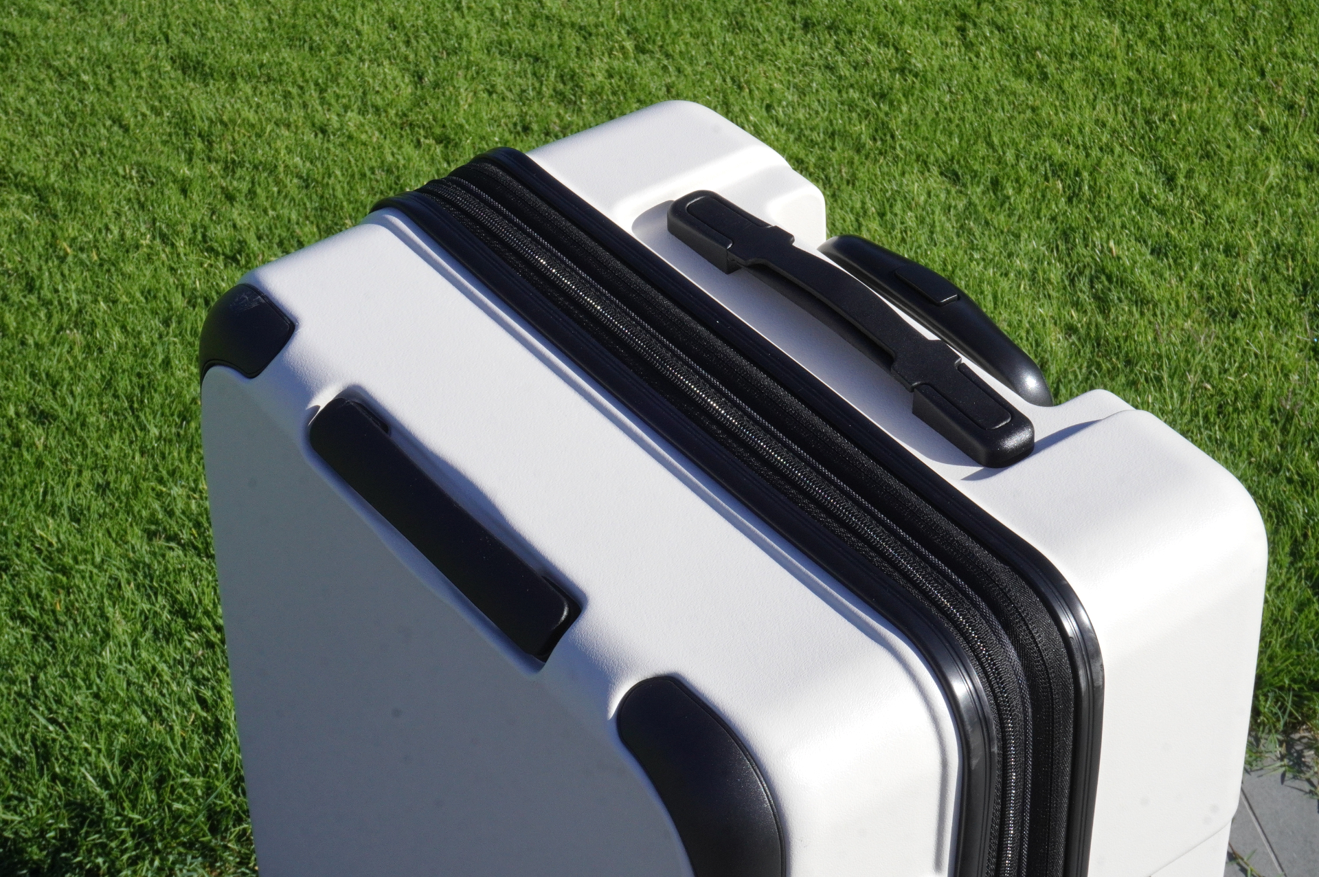 メインファスナーは開け閉めの滑らかさをアップしたYKK