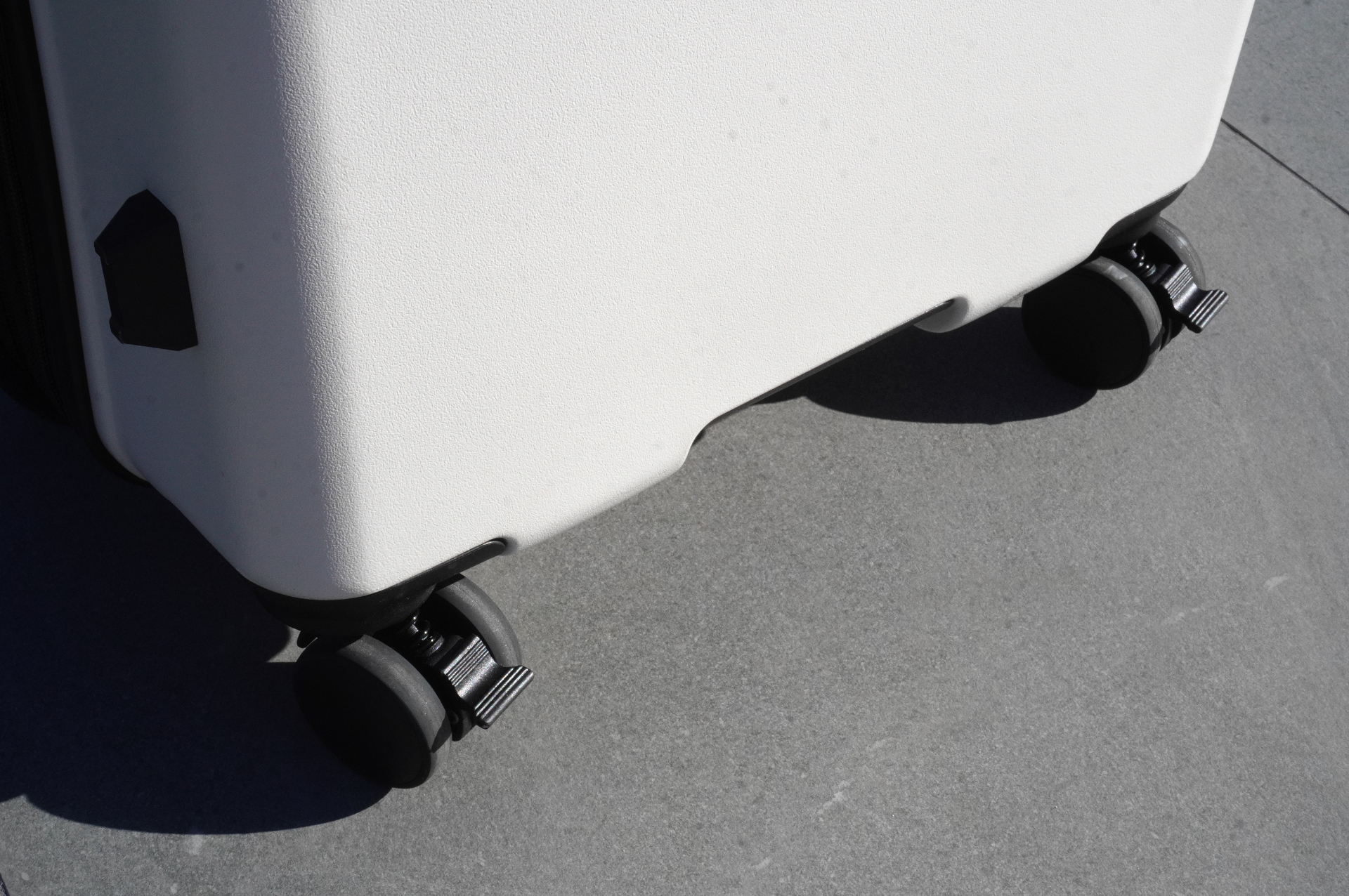 4輪（双輪）で、前輪にキャスターストッパー付き