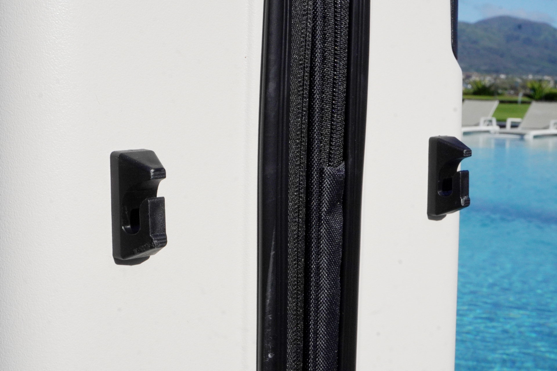 袋などをかけられるフック付き