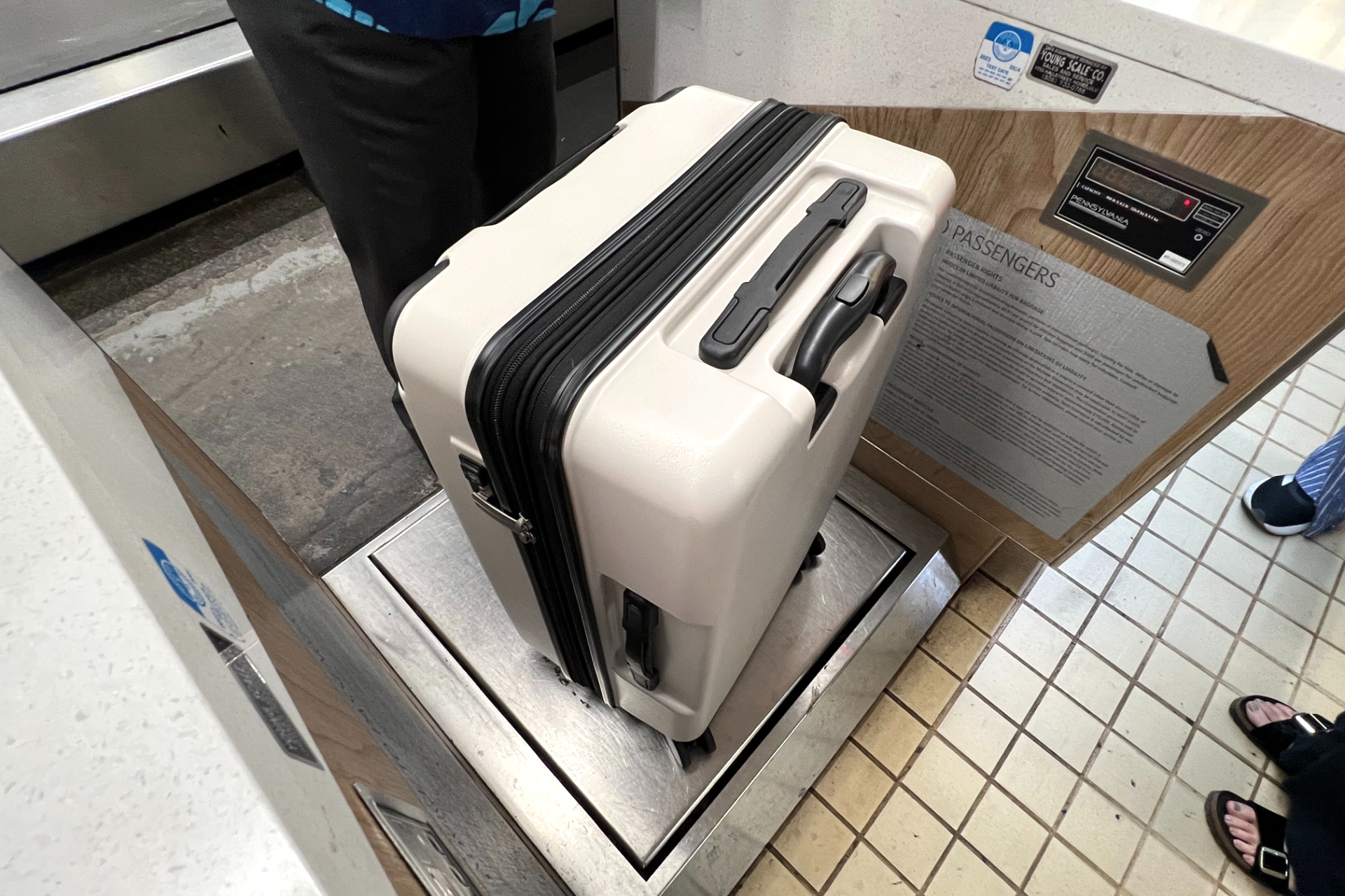 外寸は約60×40×31～35cm。機内持ち込み対応サイズは3辺合計115cm以内なので、このような大容量サイズはチェックインカウンターで預ける