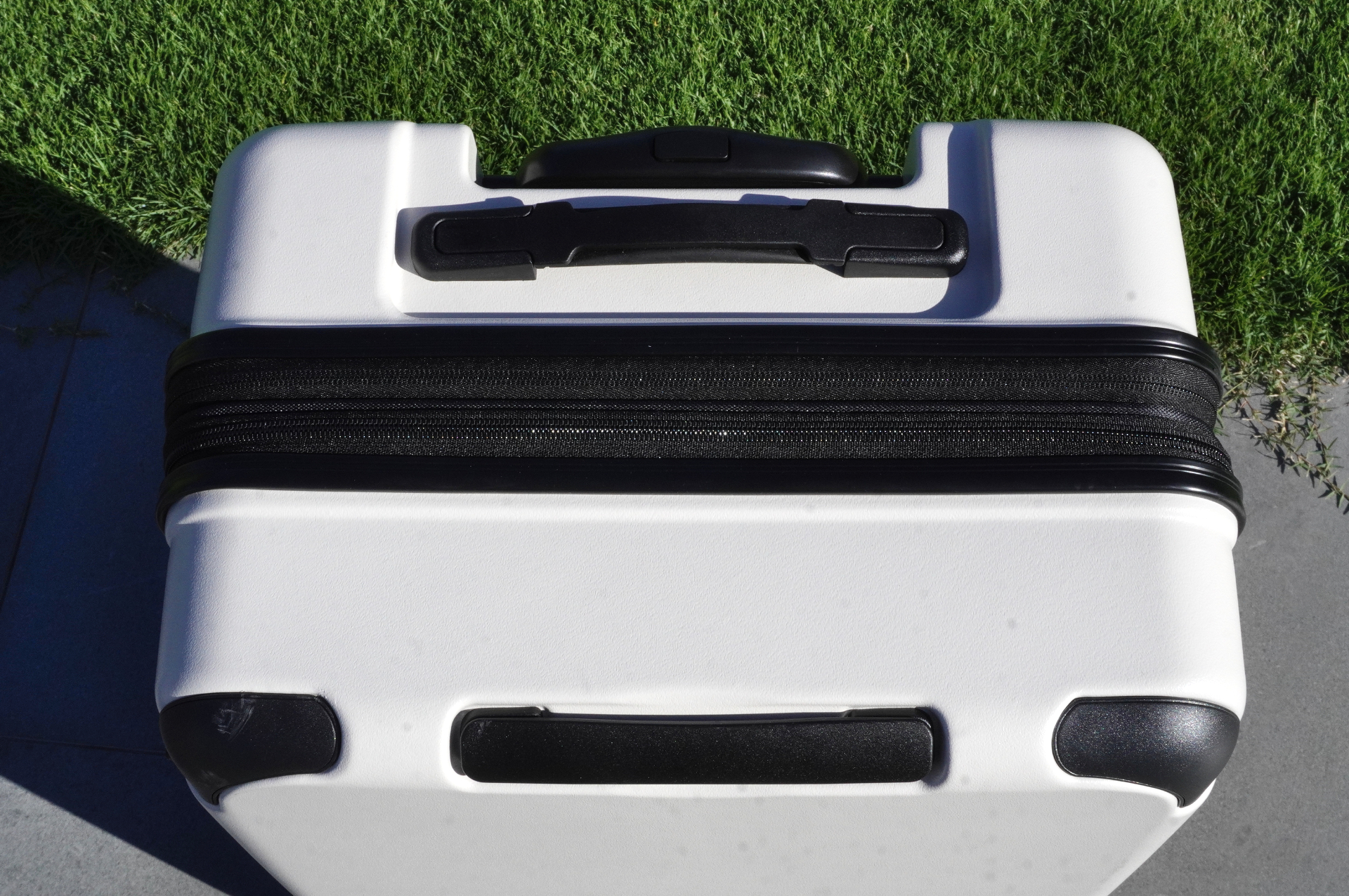 上部の持ち手部分が端にあるため、手荷物バッグをキャリーオンしたまま持ち上げやすい