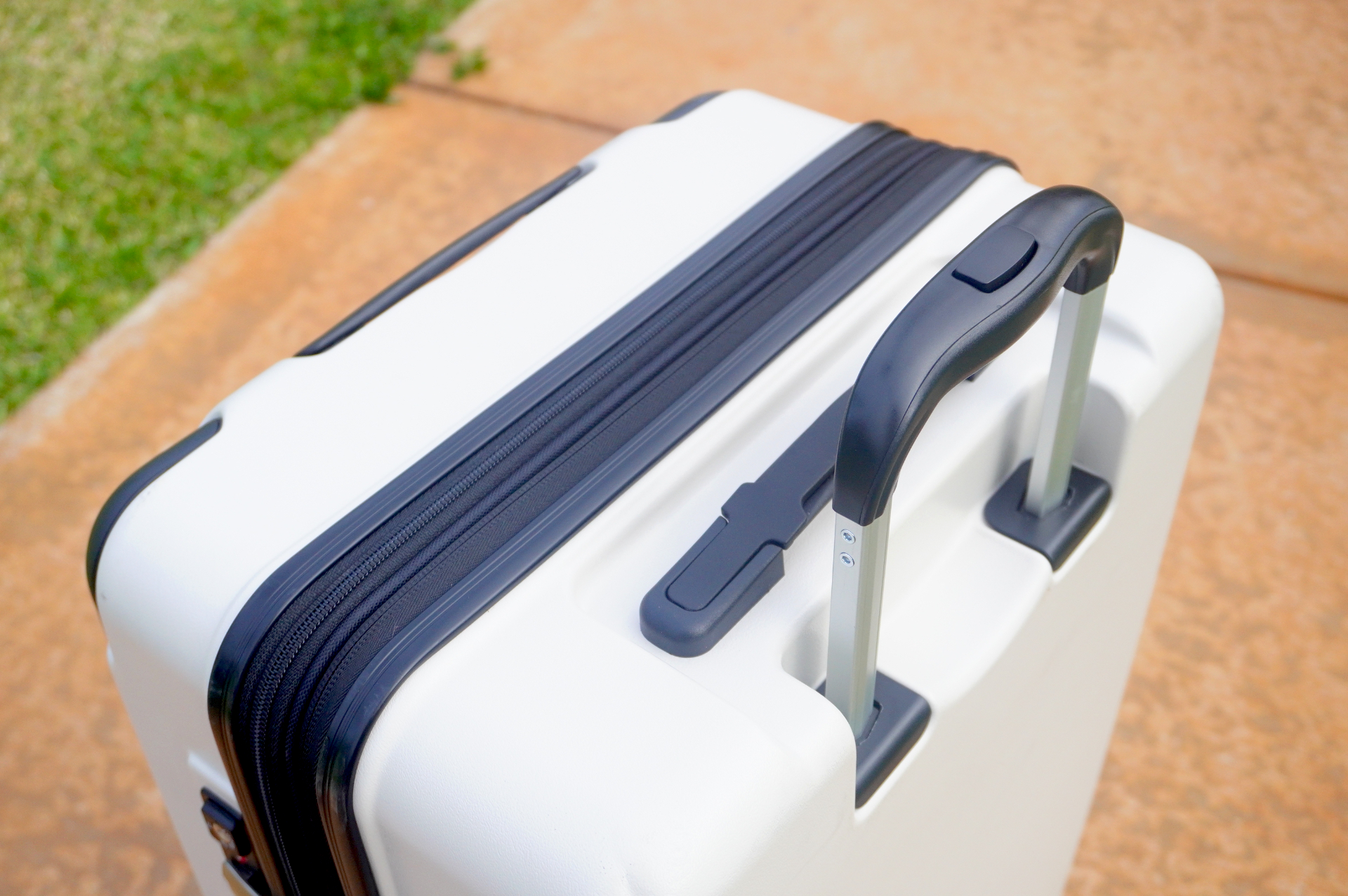 キャリーハンドルは15mm刻みで9段階に調節可能