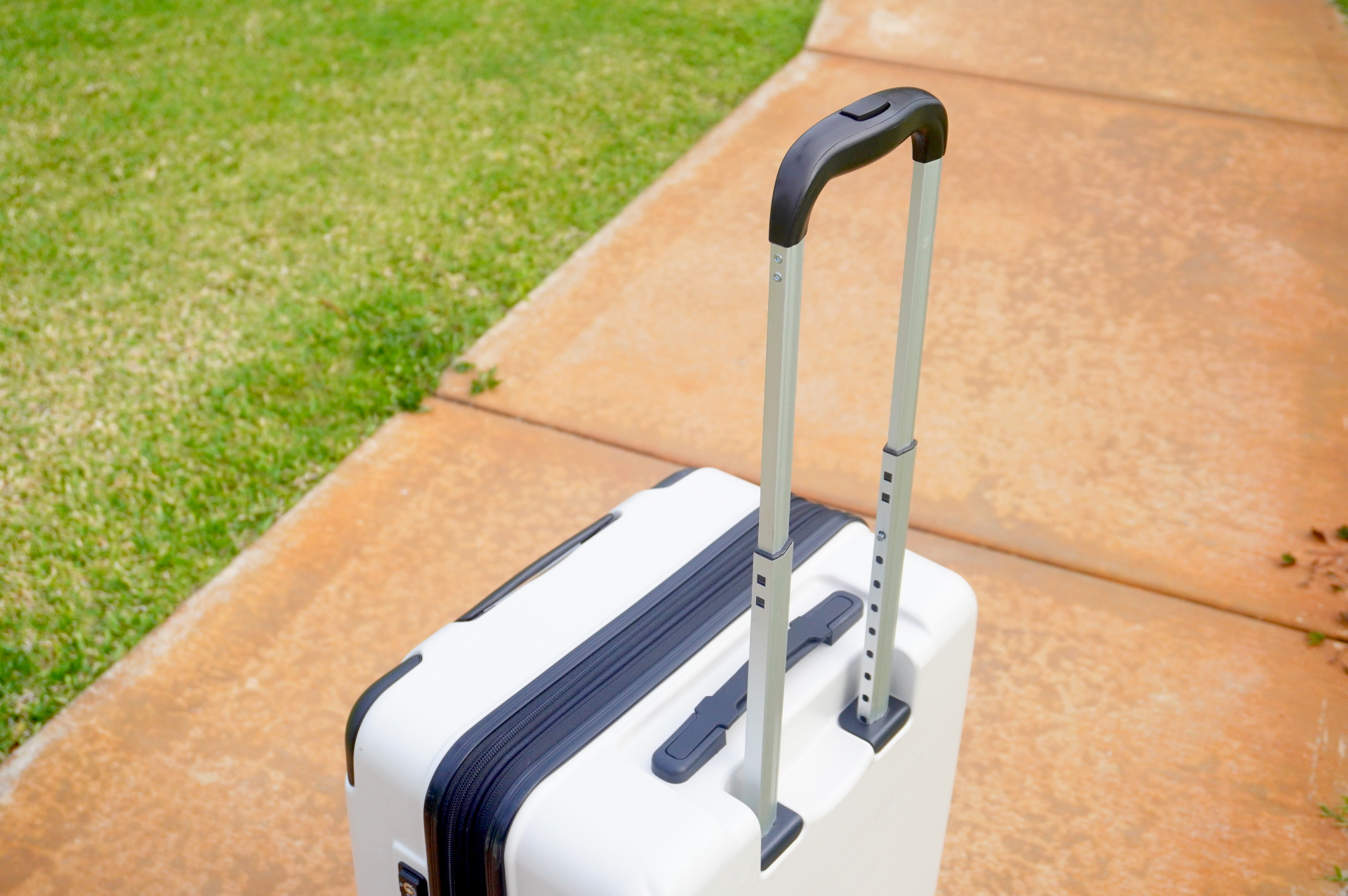 キャリーハンドルは15mm刻みで9段階に調節可能