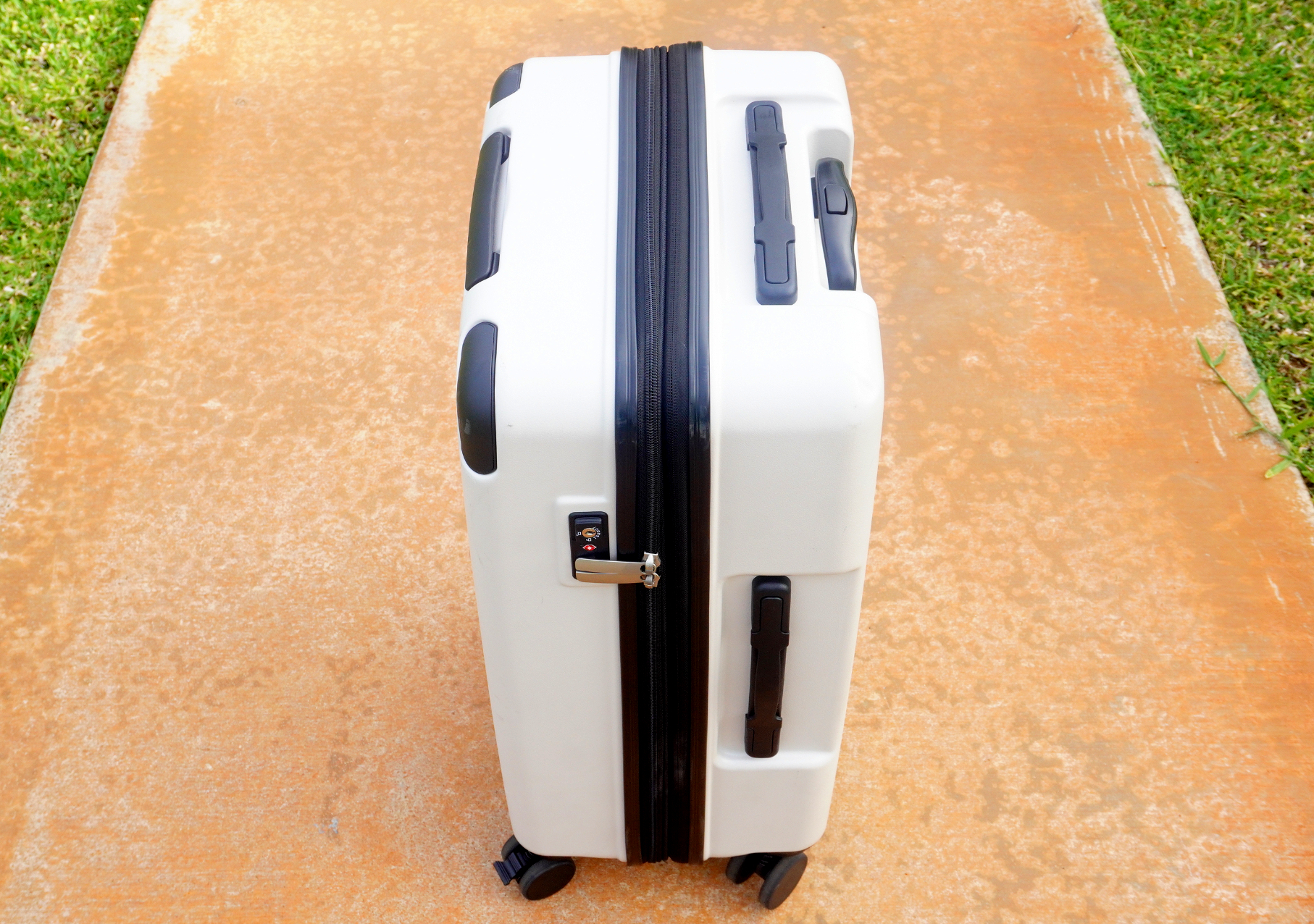 ドン・キホーテ「拡張ジッパーキャリーケース」。6～7泊向けサイズ（62～69L）で税込み1万4299円