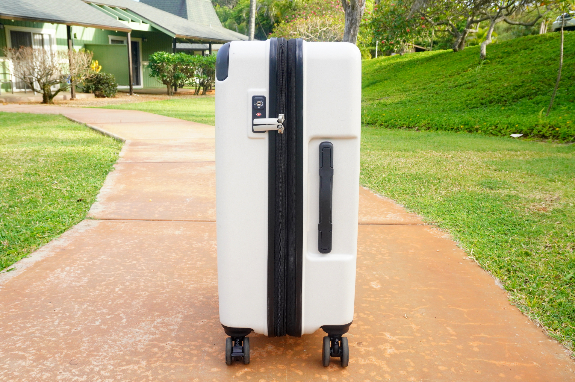 サブファスナーを開放することで、容量は62Lから69Lに拡張できる