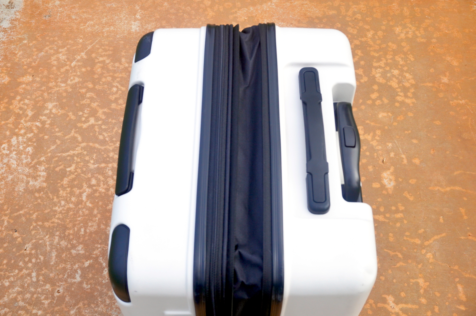 サブファスナーを開放することで、容量は62Lから69Lに拡張できる