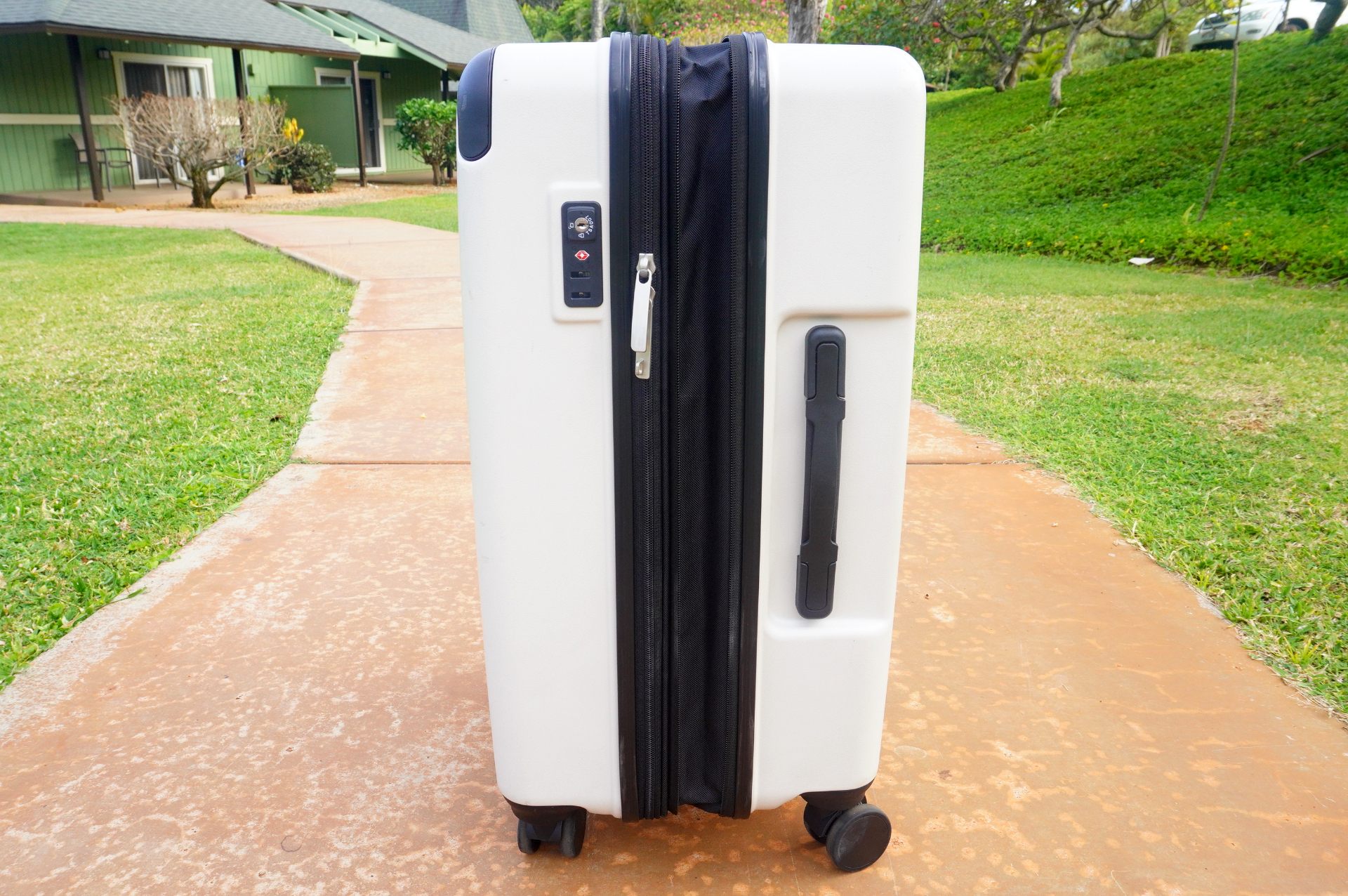 サブファスナーを開放することで、容量は62Lから69Lに拡張できる