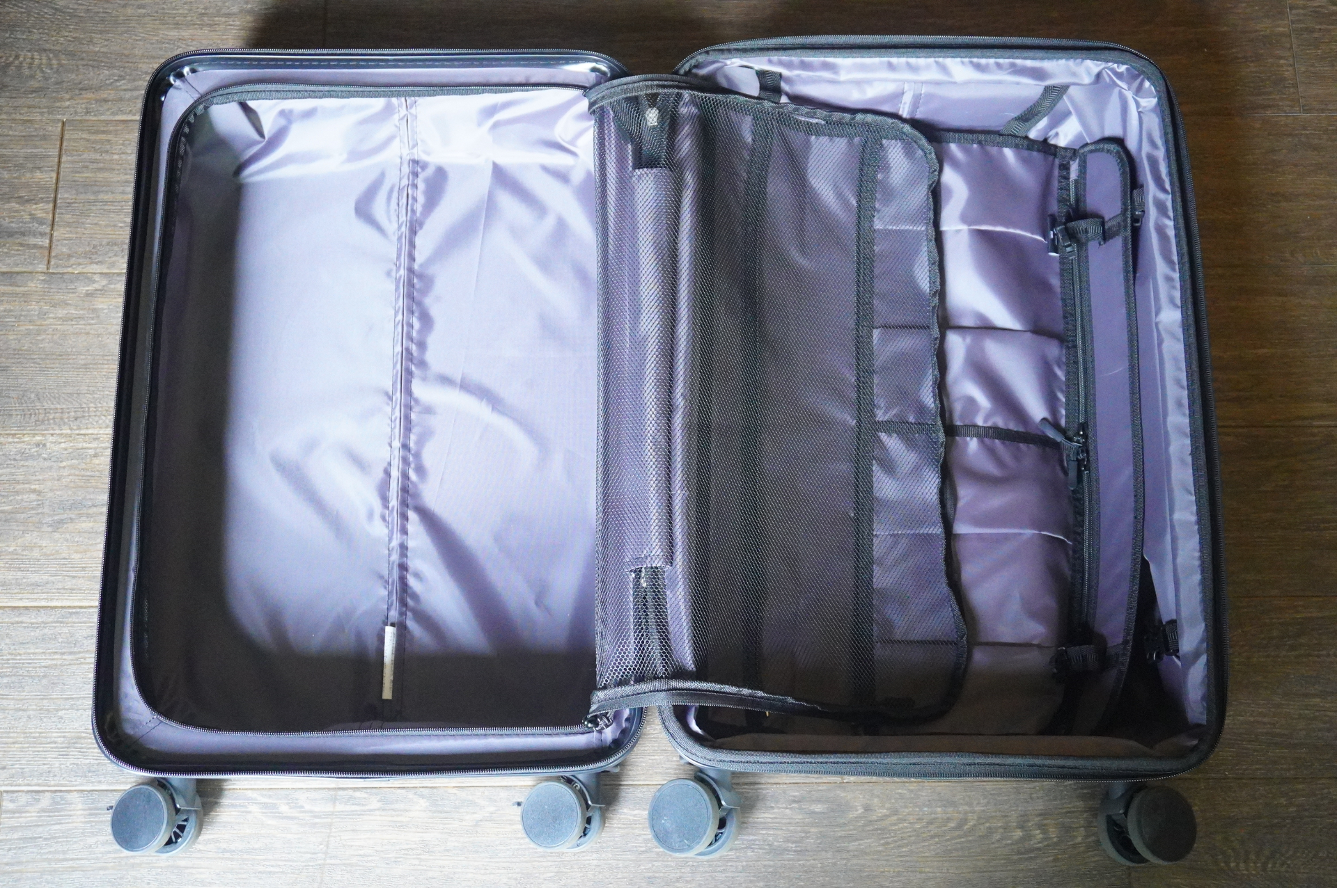 中身はこんな感じ。ポケットや荷物を固定するバンドが備わり、そのほか無駄な機能がないので見た目以上にたっぷり入る