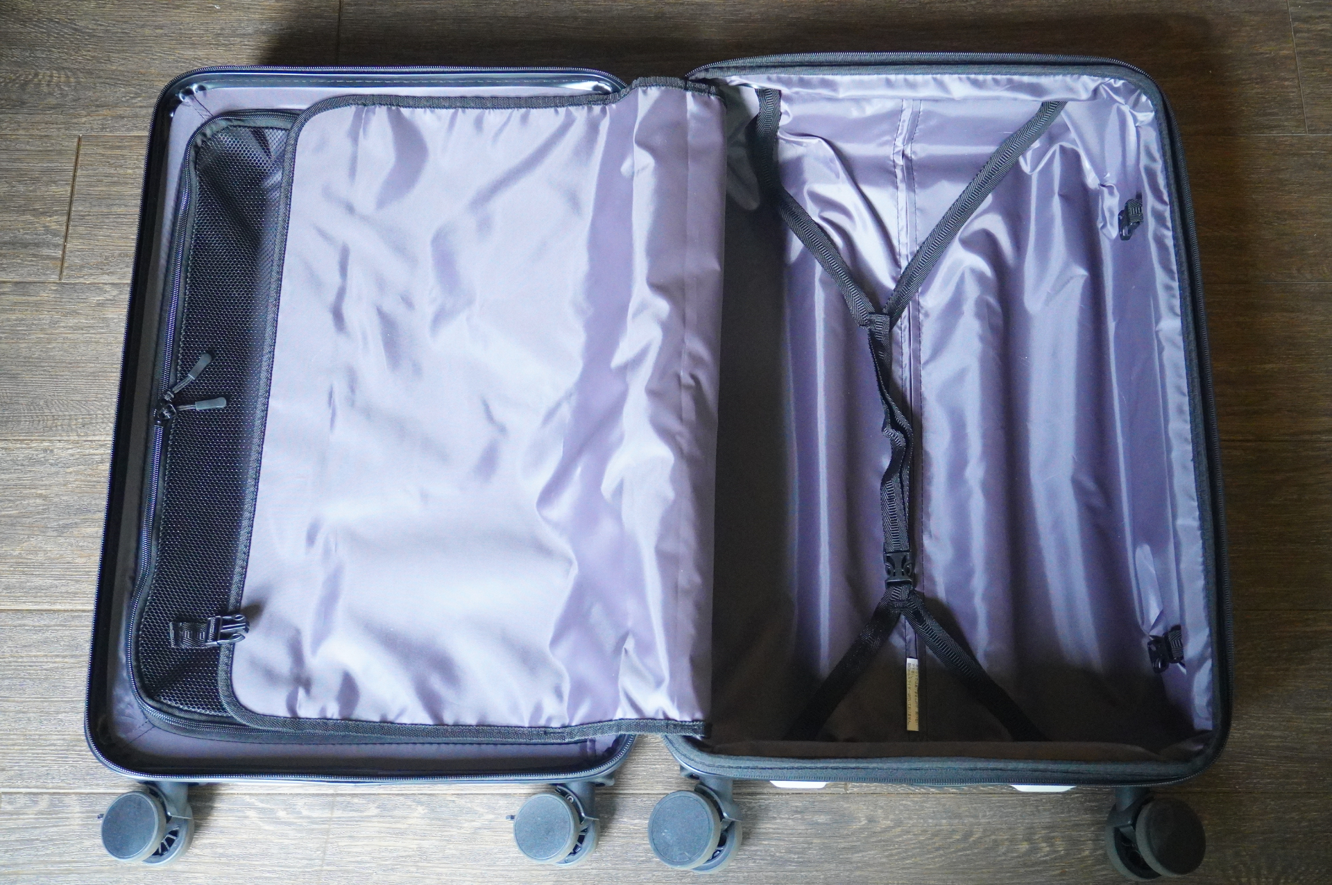 中身はこんな感じ。ポケットや荷物を固定するバンドが備わり、そのほか無駄な機能がないので見た目以上にたっぷり入る