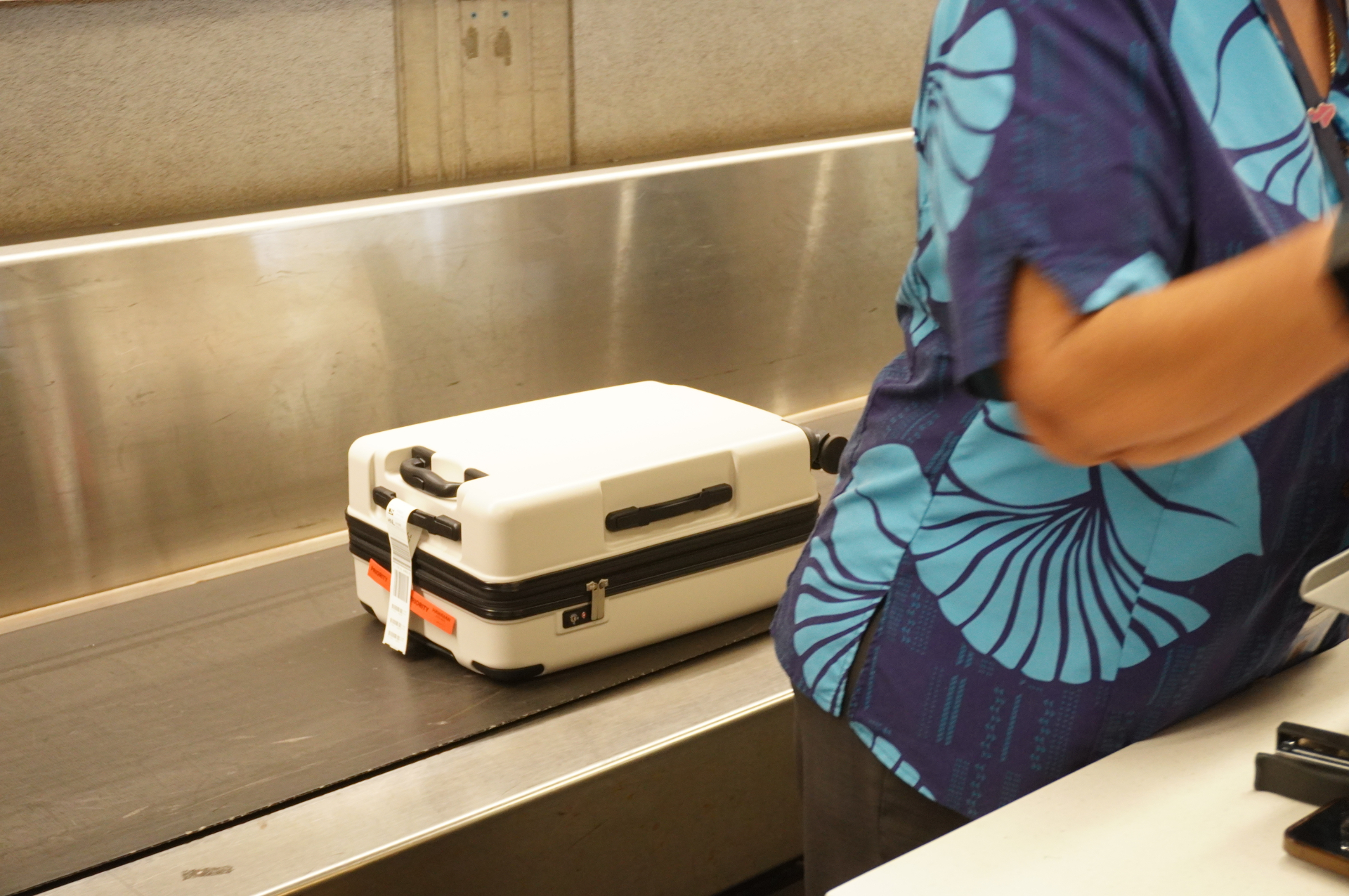 外寸は約60×40×31～35cm。機内持ち込み対応サイズは3辺合計115cm以内なので、このような大容量サイズはチェックインカウンターで預ける