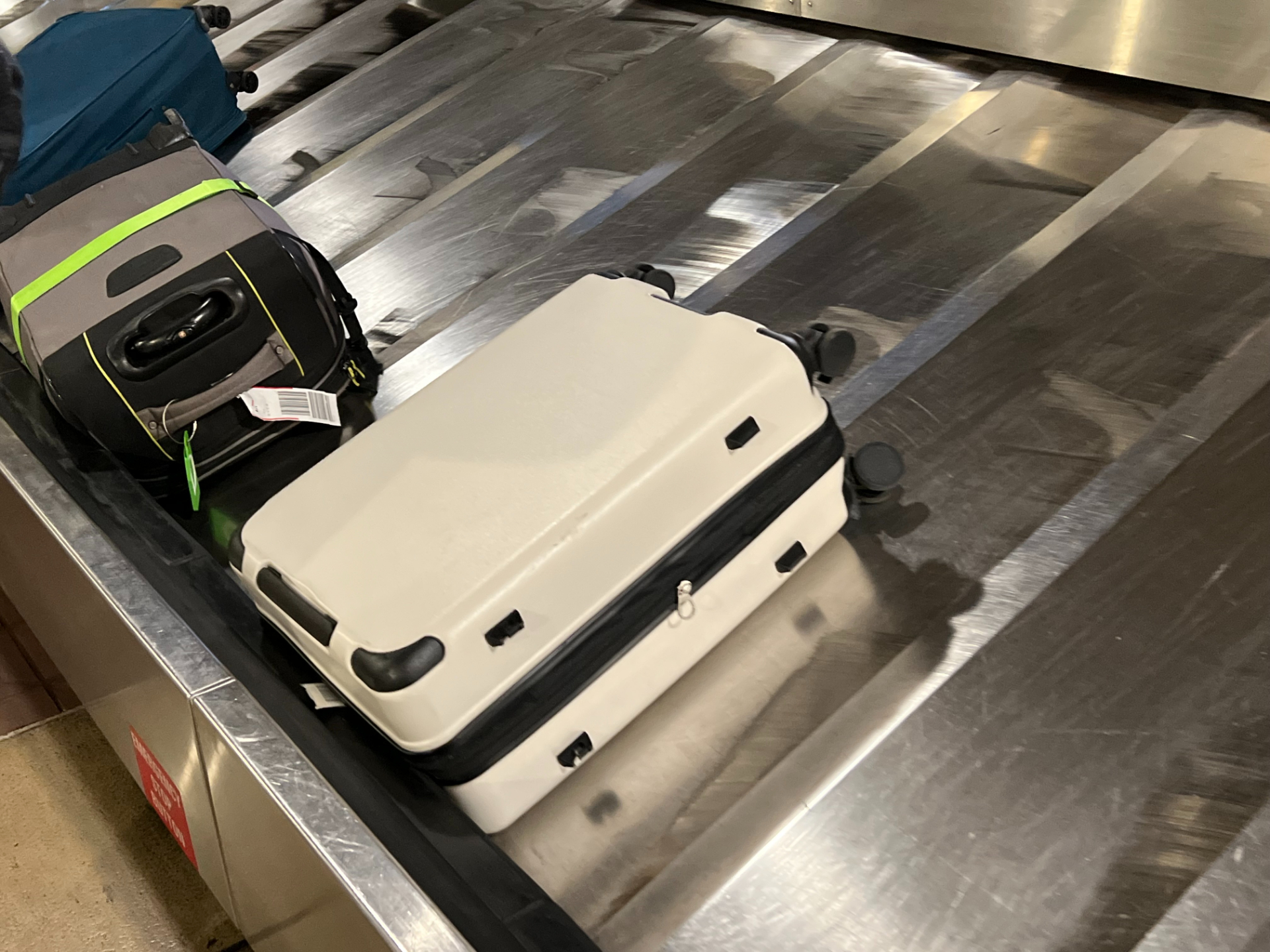 何回目かの荷物ピックアップ時に発見。角がベコっと凹んでいた（泣）