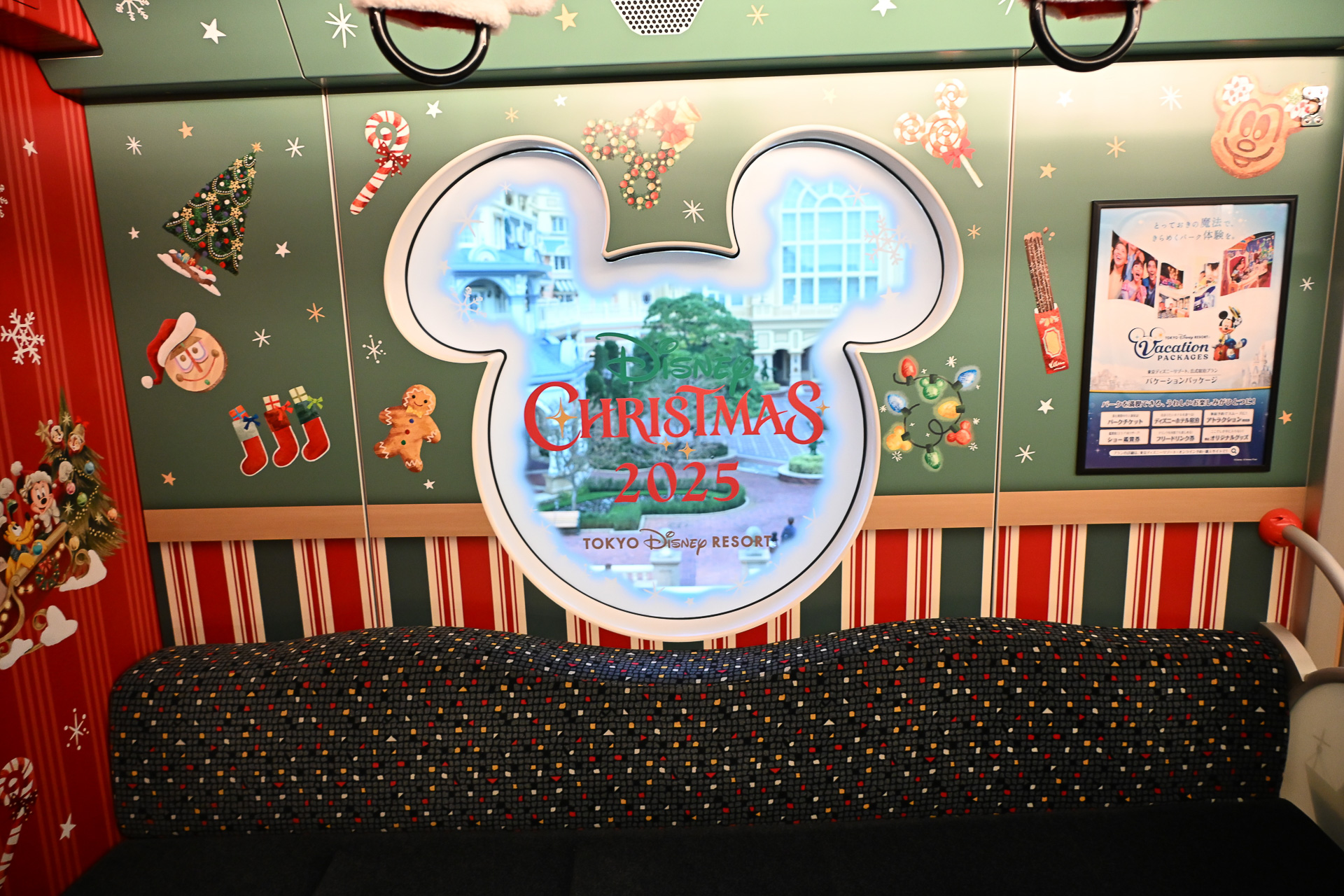 「Disney Christmas 2025」のロゴ入りの車両ウィンドウ