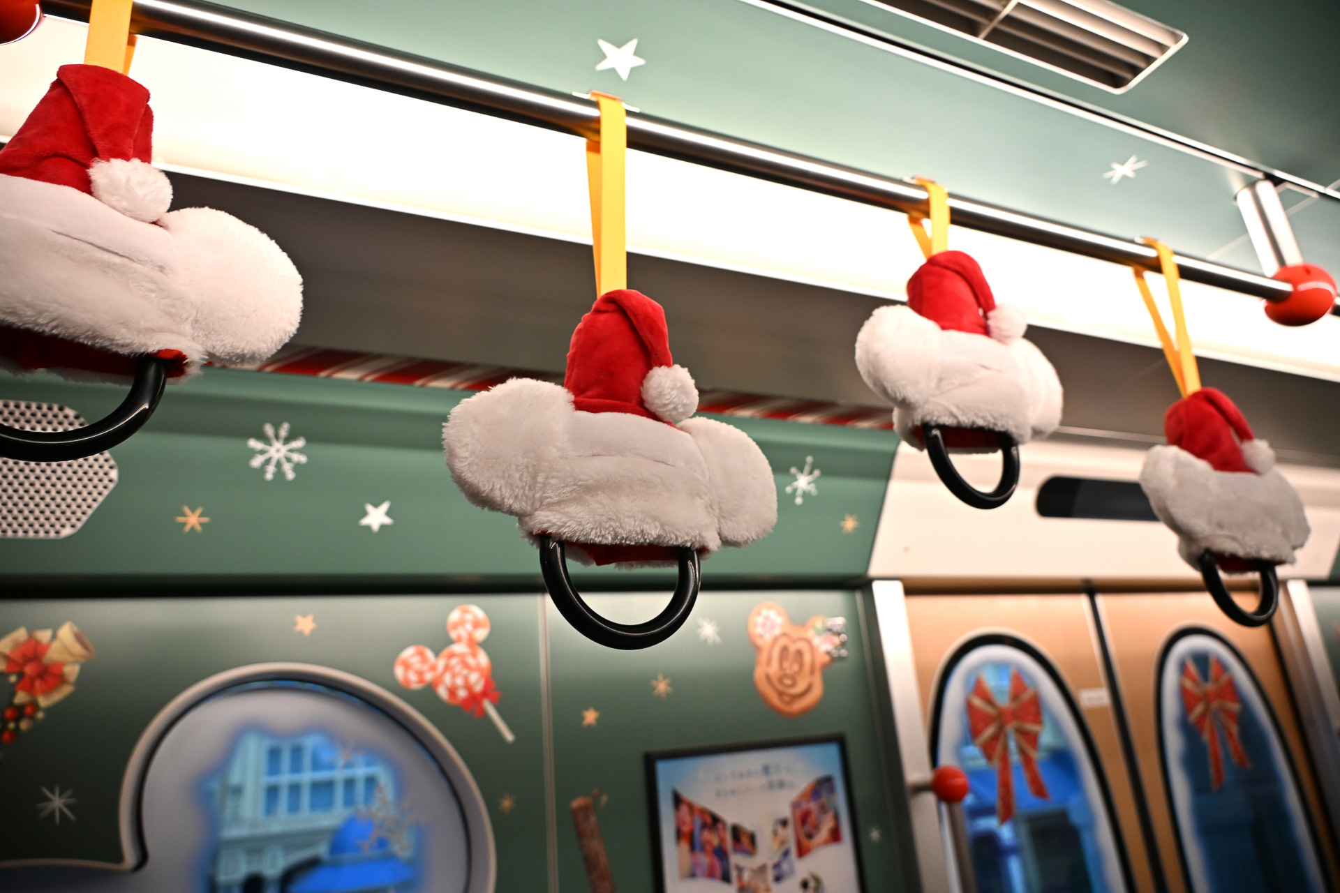 サンタ帽＆ミッキーイヤーの吊り革デザインはクリスマスシーズンのみ！