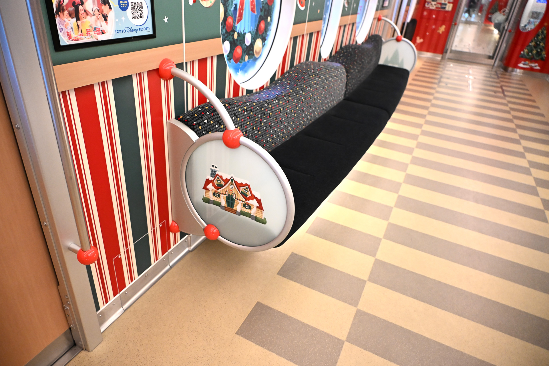 椅子のサイド部分にもパークモチーフのイラストが描かれている