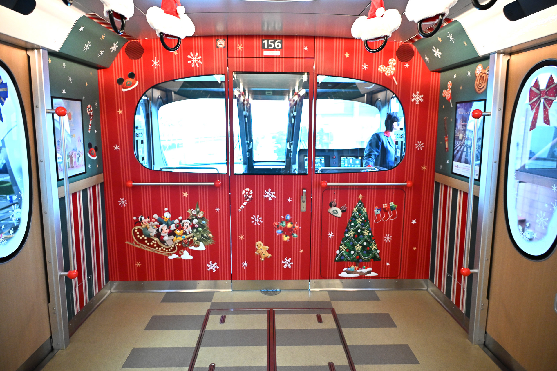 後ろの車両には、そりに乗るミッキーマウスたちの姿も