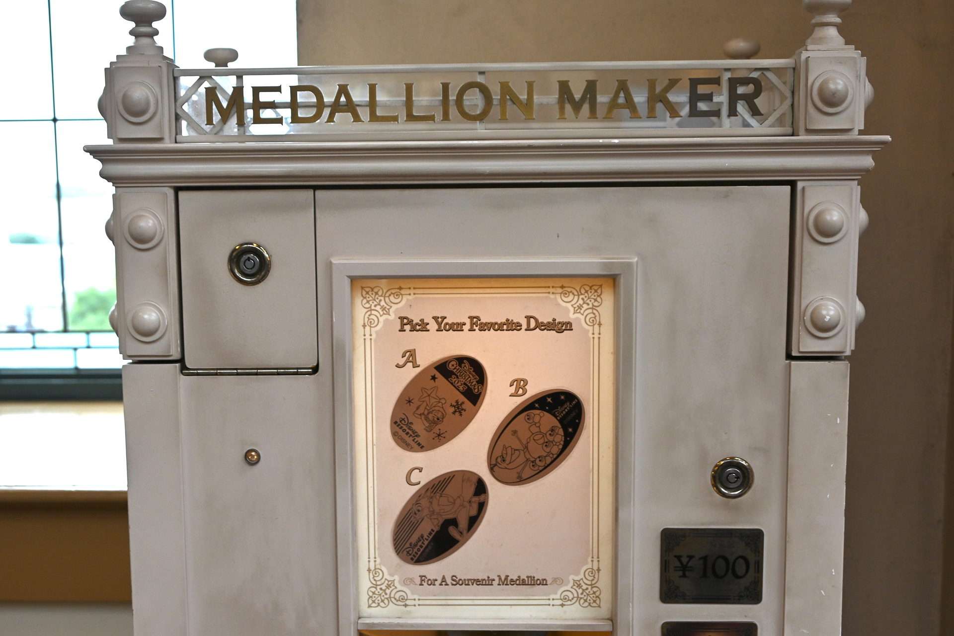 スーベニアメダルもクリスマス仕様になっている