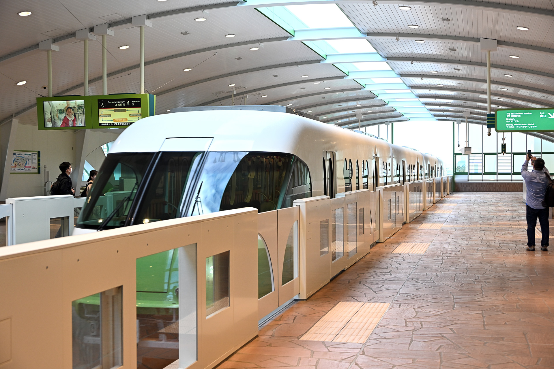 「ディズニー・クリスマス・ライナー」は、グリーンの1編成での運行だ