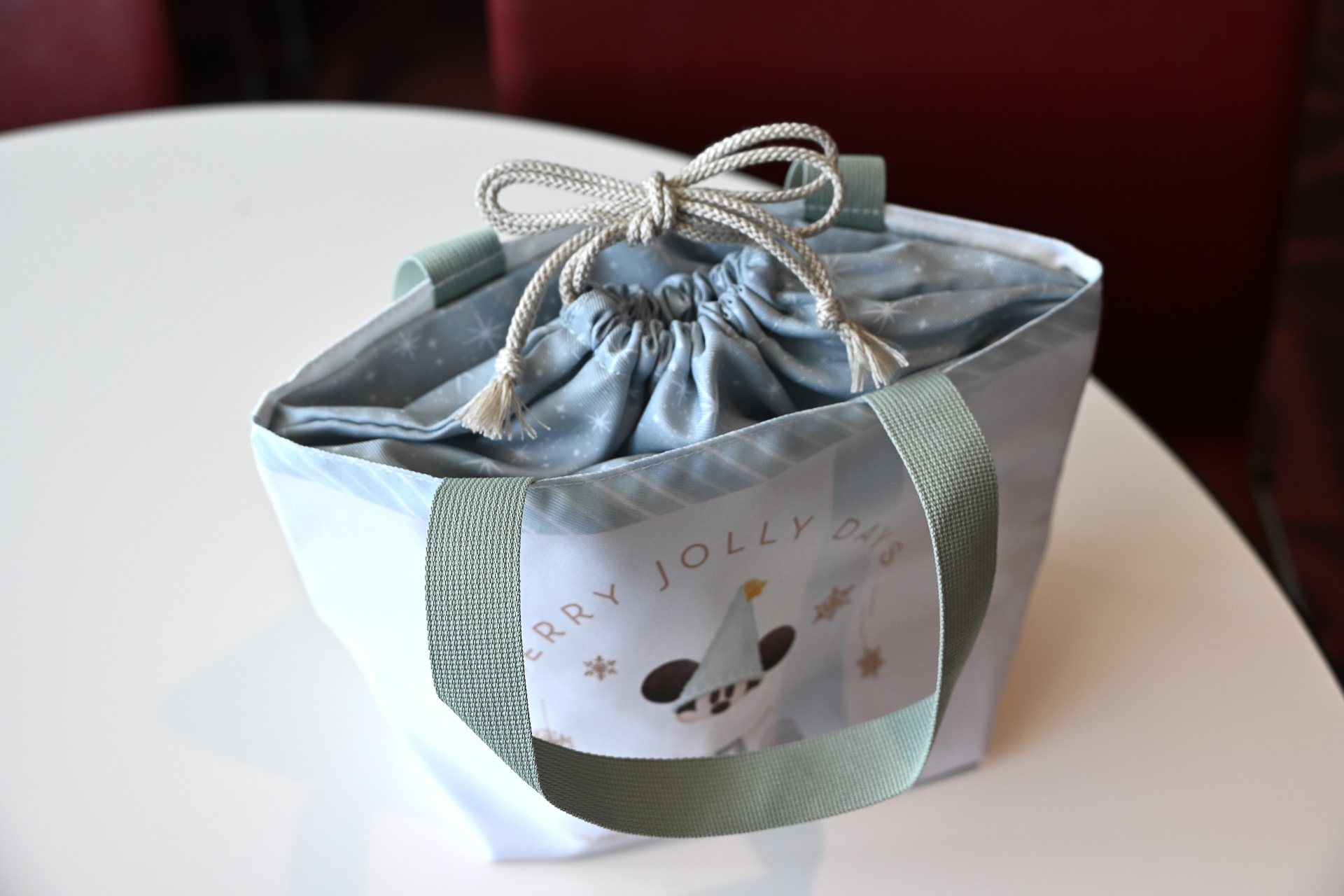 巾着タイプでキュッと結べる