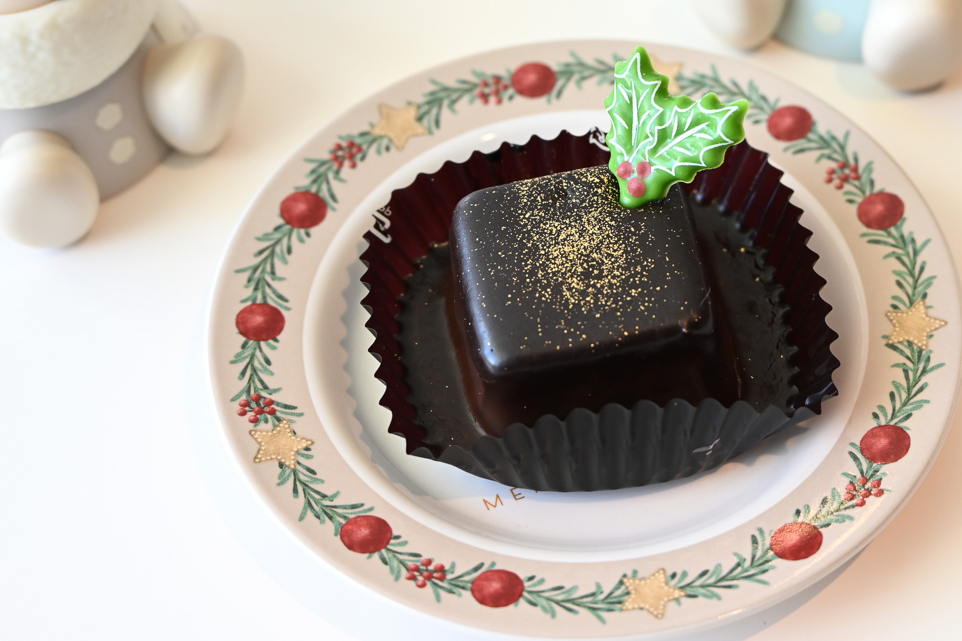 「チョコレートケーキ（ナッツ入り）」（550円）と「スーベニアプレート」（プラス750円）