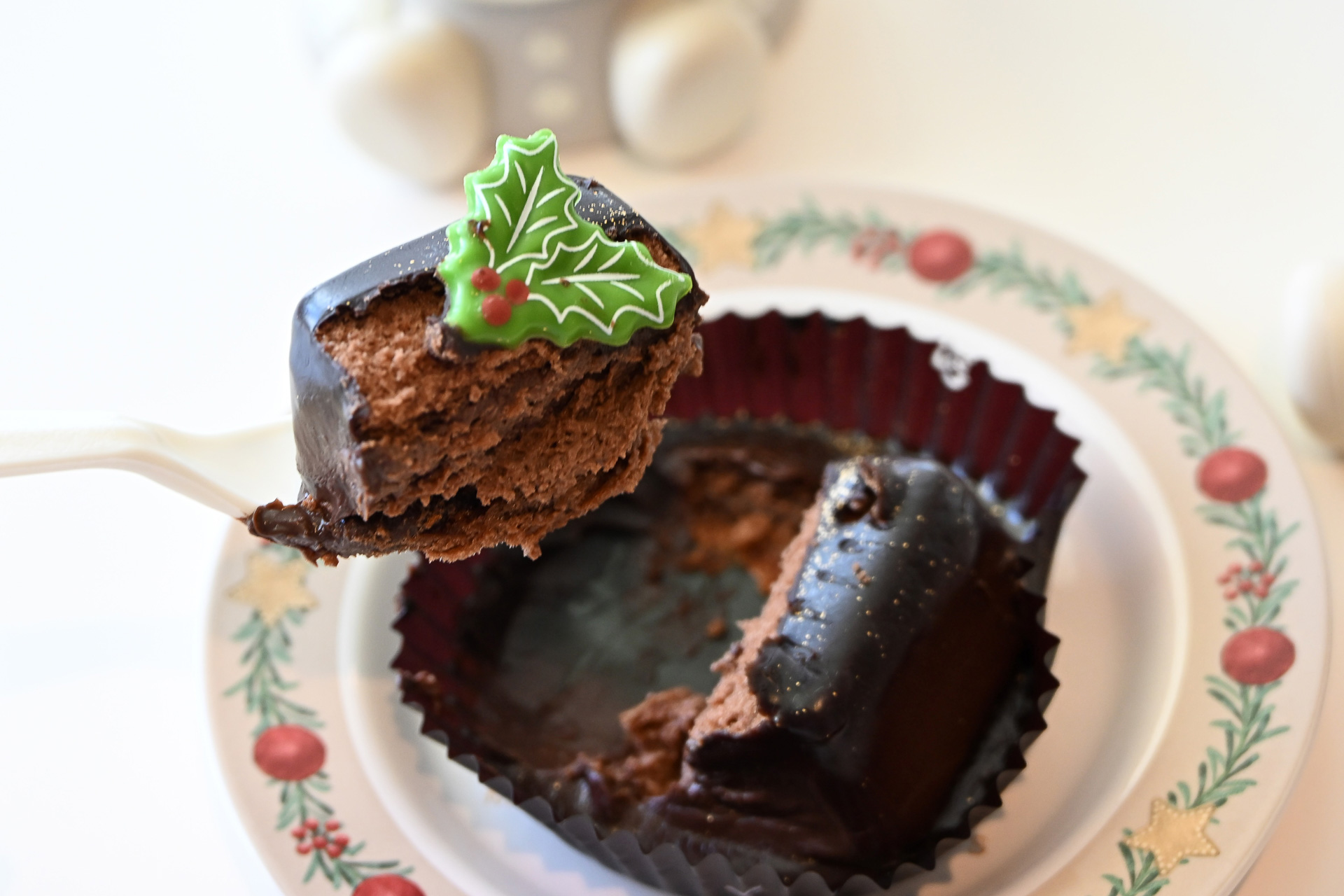 濃厚チョコケーキが再登場！　アーモンドダイス入り