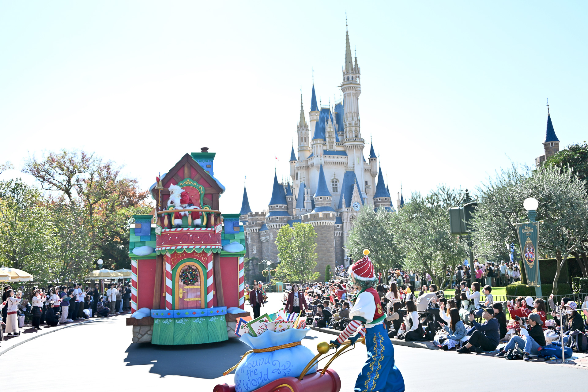 パレードはサンタクロースのファクトリーからスタート