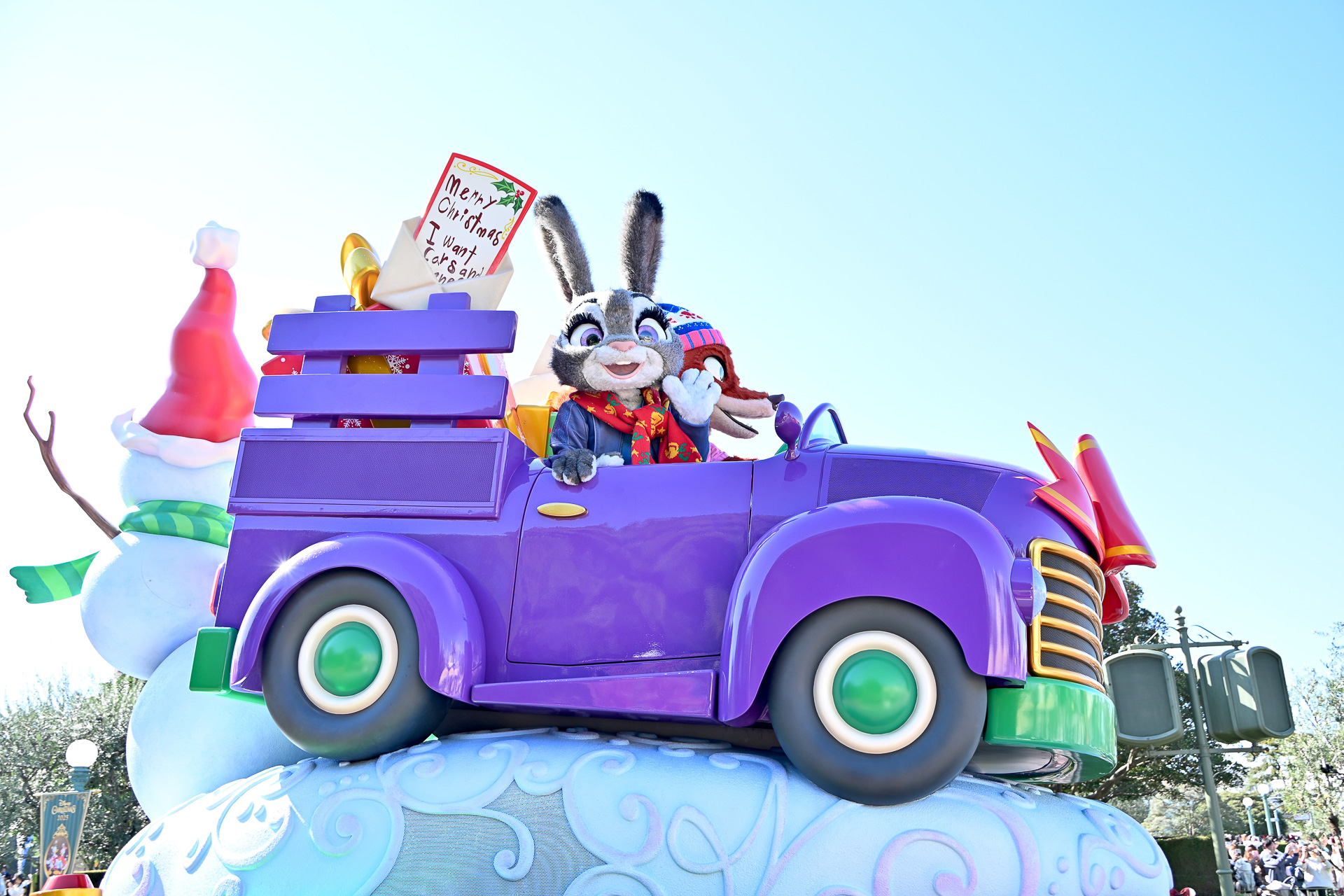 フロート2台目は「乗り物」がモチーフ