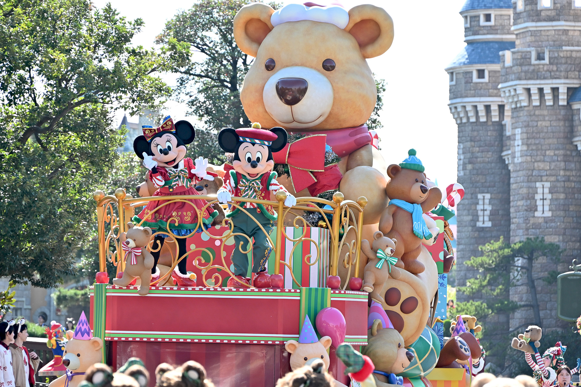 フロート3台目は「テディベア」がモチーフ。クリスマス・テディベアが楽しそうにしている