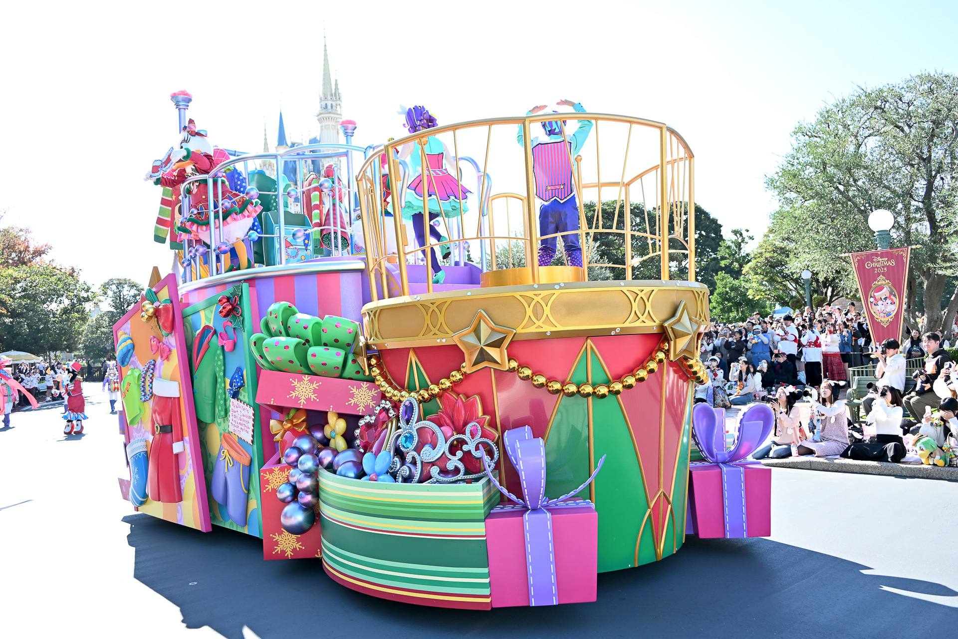 5台目のフロートは「プレゼントボックス」がモチーフ、その中には!?