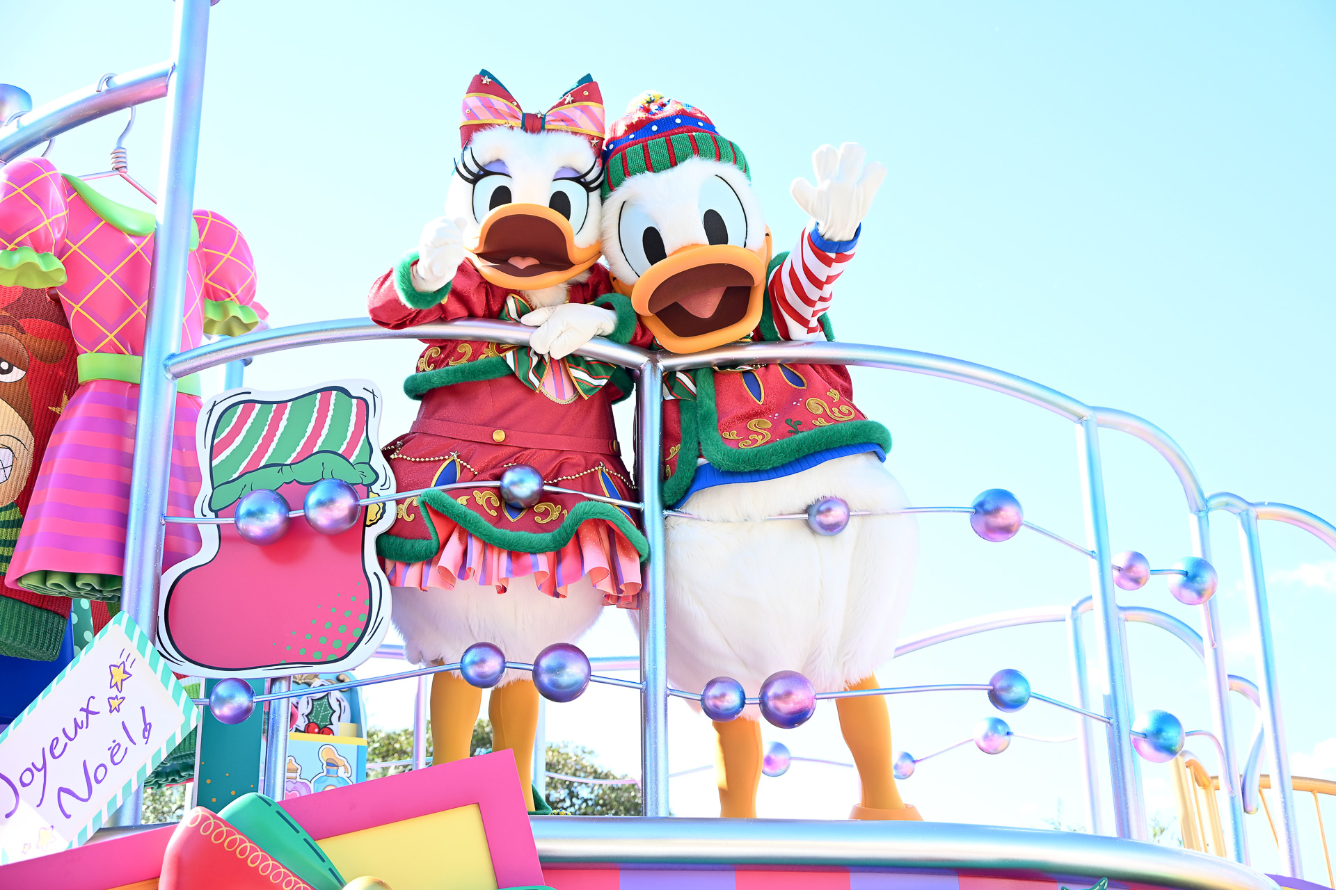 おしゃれに夢中なデイジーダックとドナルドダックたちが主役