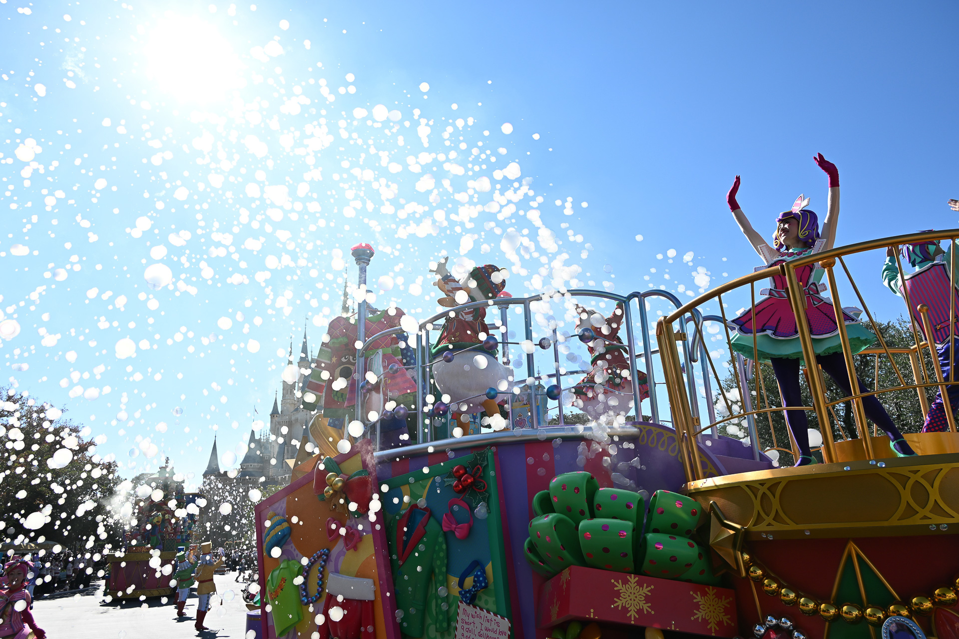 パレードルートの3か所で停止し、ゲスト参加パートも。そしてたくさんのバブルが空へ