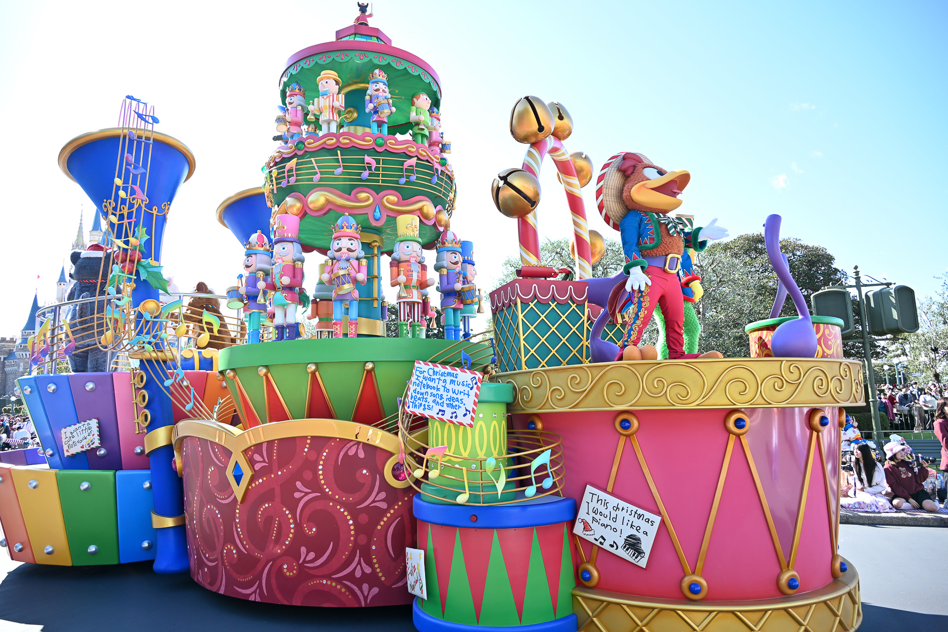 6台目のフロートは、クリスマスといえば！な、くるみ割り人形たちの音楽隊