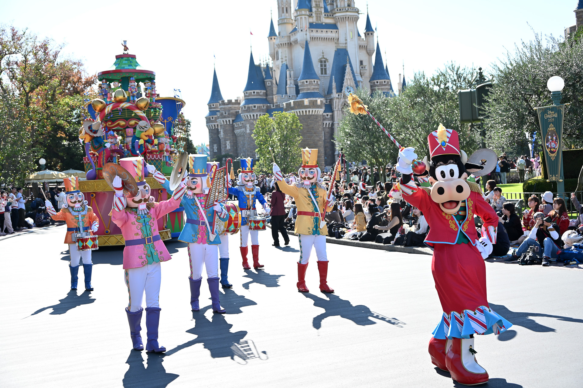 クララベル・カウが指揮者として音楽隊を引き連れる