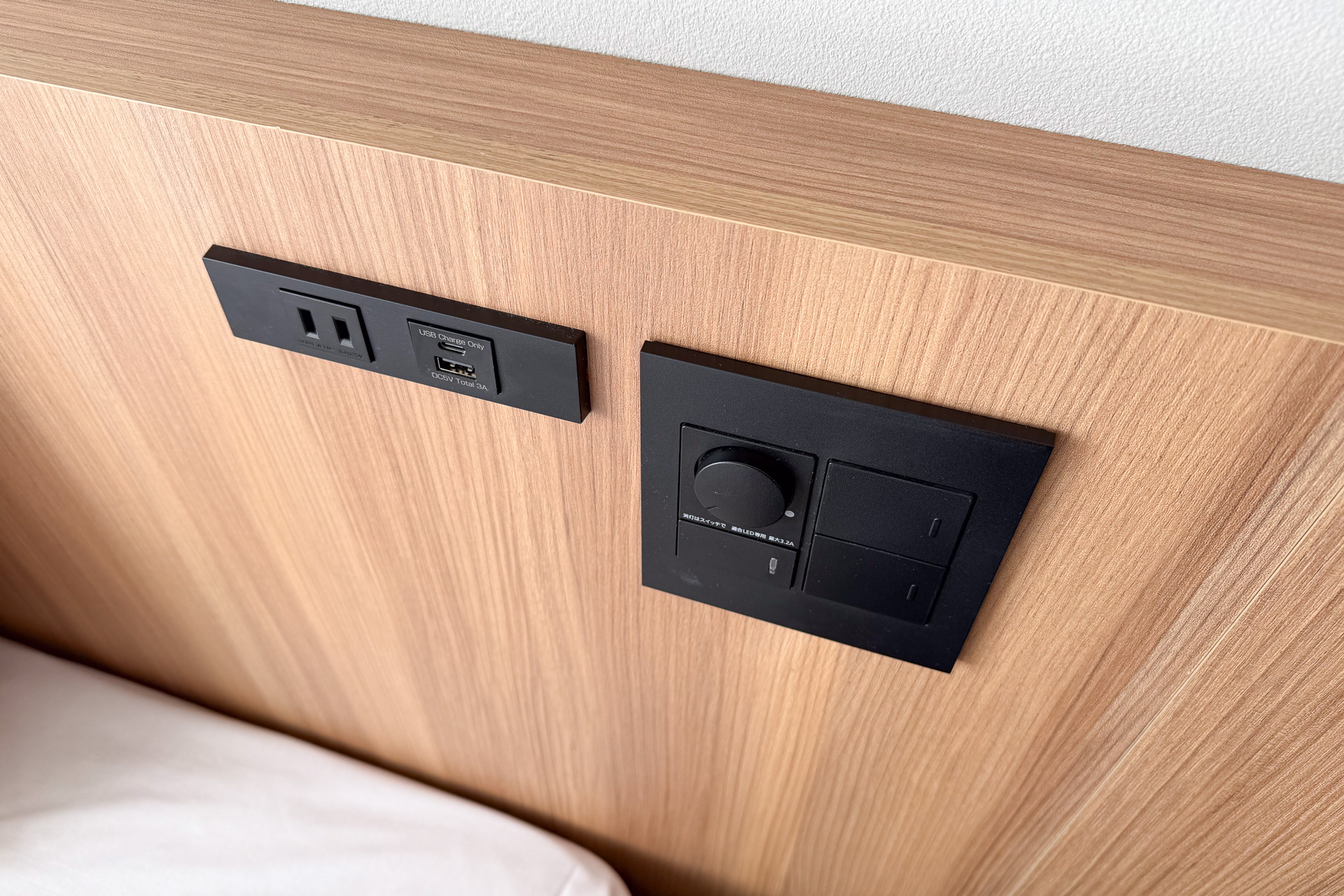 ダウンライトは調光式、枕元にもUSB Type-A/Cの充電ポートを備える