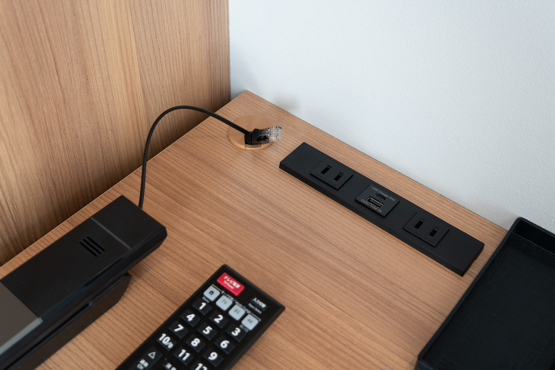デスク端にはコンセント、USB Type-A/Cの充電ポート、有線LANケーブルを装備