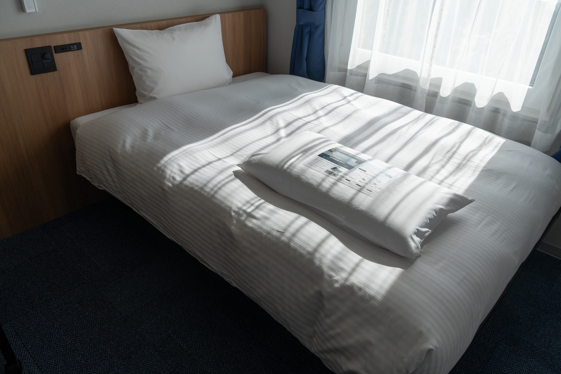 プレミアムプラスルームならではの設備として、エアウィーヴのマットレスパッドと枕、リファのシャワーヘッド・ドライヤー・カールアイロン、シャープの加湿空気清浄機を導入している