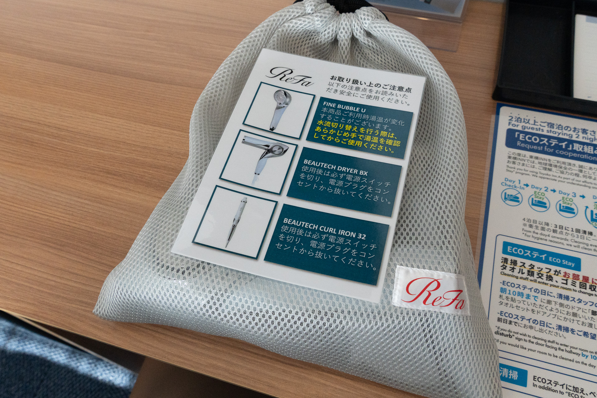 プレミアムプラスルームならではの設備として、エアウィーヴのマットレスパッドと枕、リファのシャワーヘッド・ドライヤー・カールアイロン、シャープの加湿空気清浄機を導入している