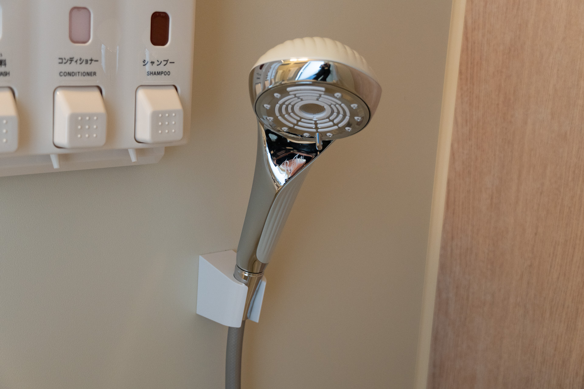 プレミアムプラスルームならではの設備として、エアウィーヴのマットレスパッドと枕、リファのシャワーヘッド・ドライヤー・カールアイロン、シャープの加湿空気清浄機を導入している