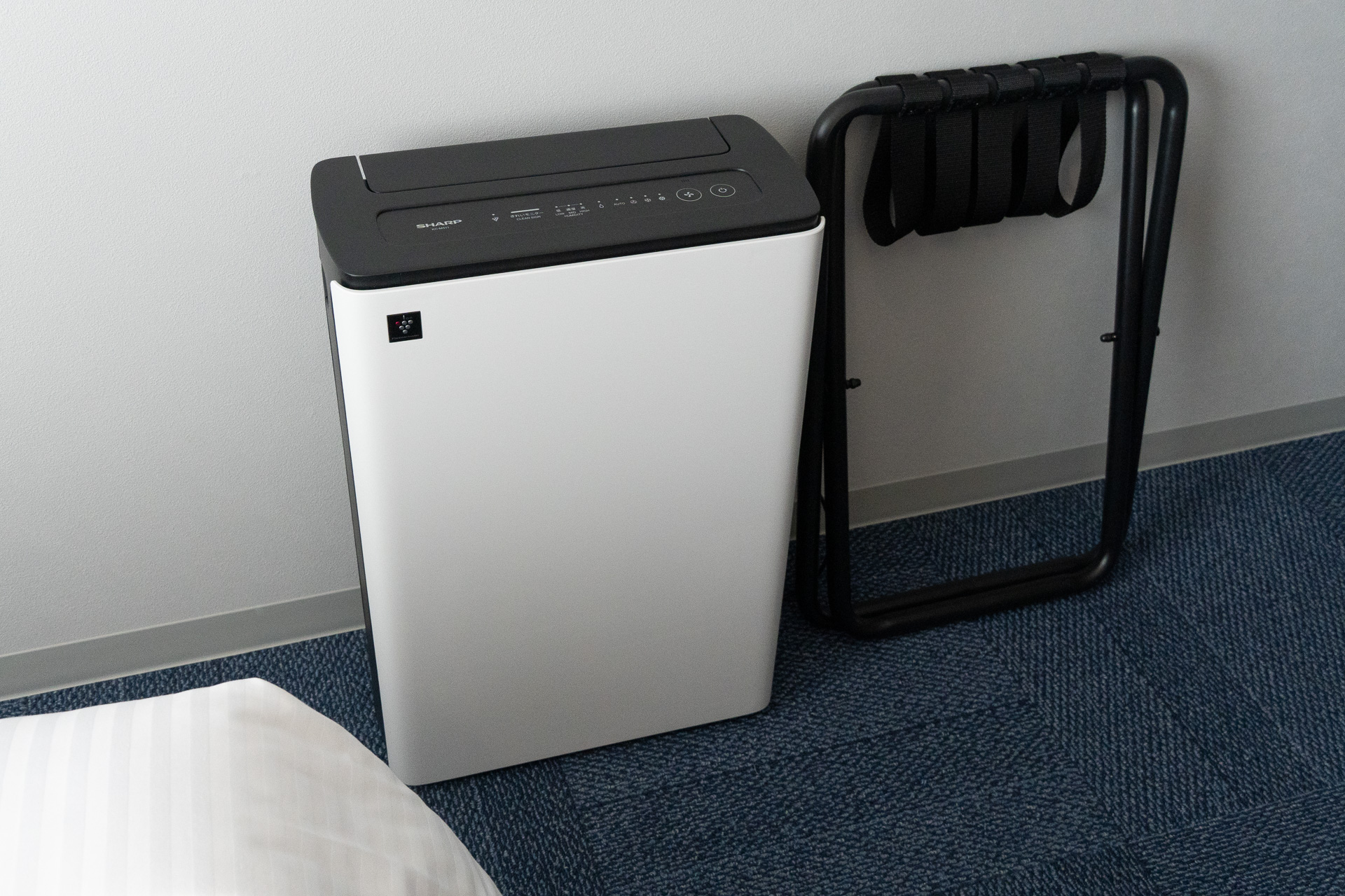 プレミアムプラスルームならではの設備として、エアウィーヴのマットレスパッドと枕、リファのシャワーヘッド・ドライヤー・カールアイロン、シャープの加湿空気清浄機を導入している