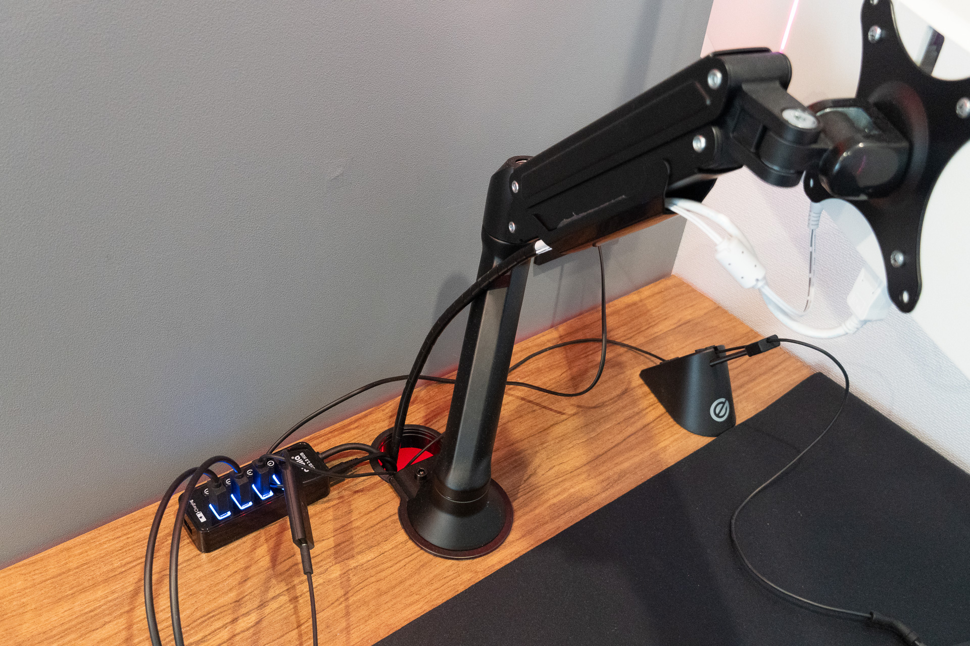 ディスプレイやモニターアーム付き