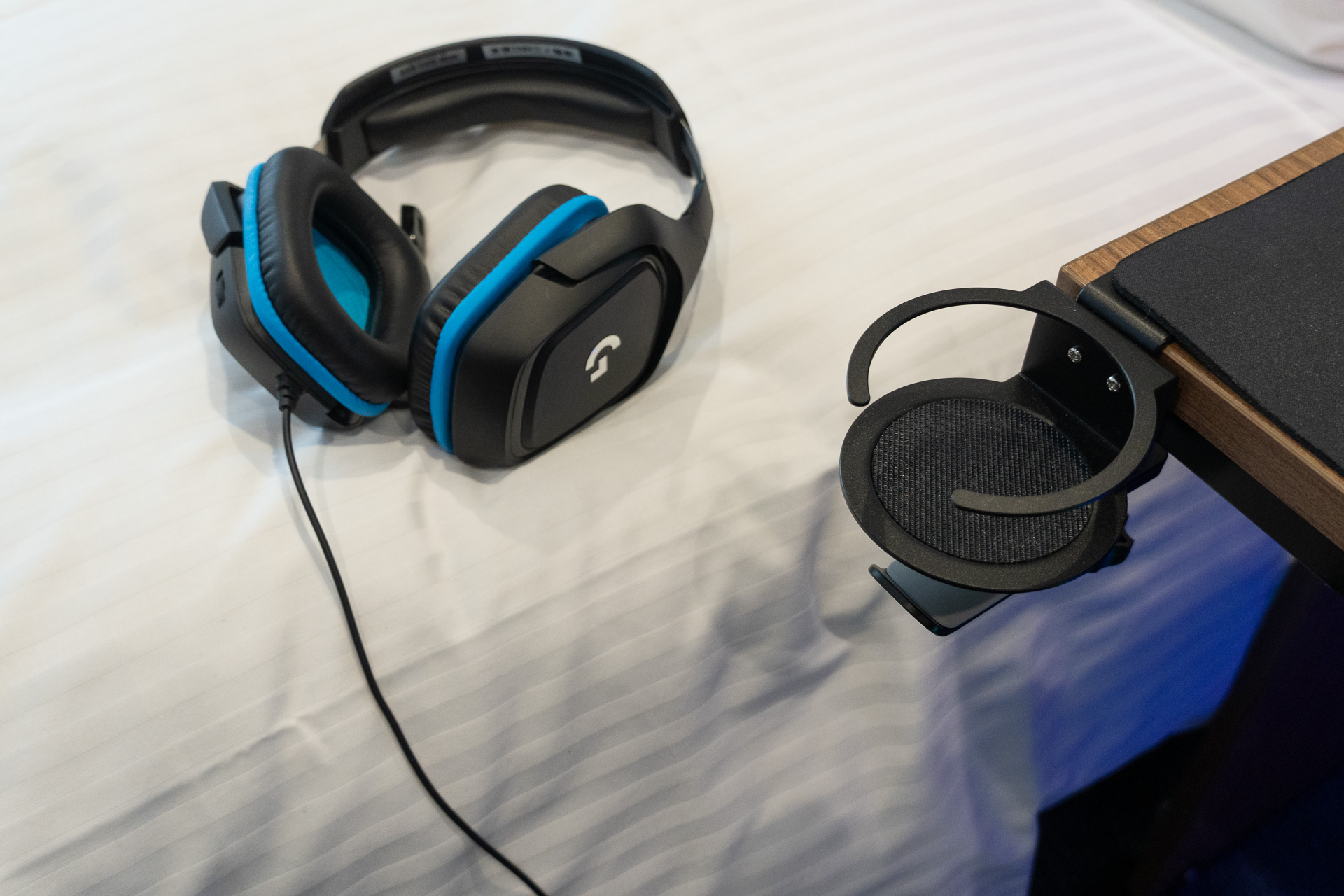 カップホルダー一体型のヘッドフォン掛け。ヘッドセットはロジクール「G431」