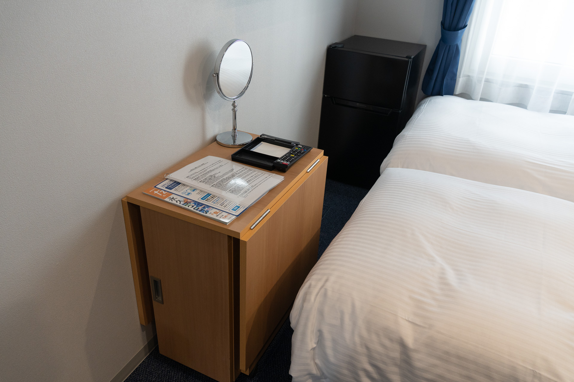 長期滞在も視野に入れて大きめの冷蔵庫を導入。ほかの客室では吊り戸棚に入っているドライヤーなどは跳ね上げ式テーブルのなかに