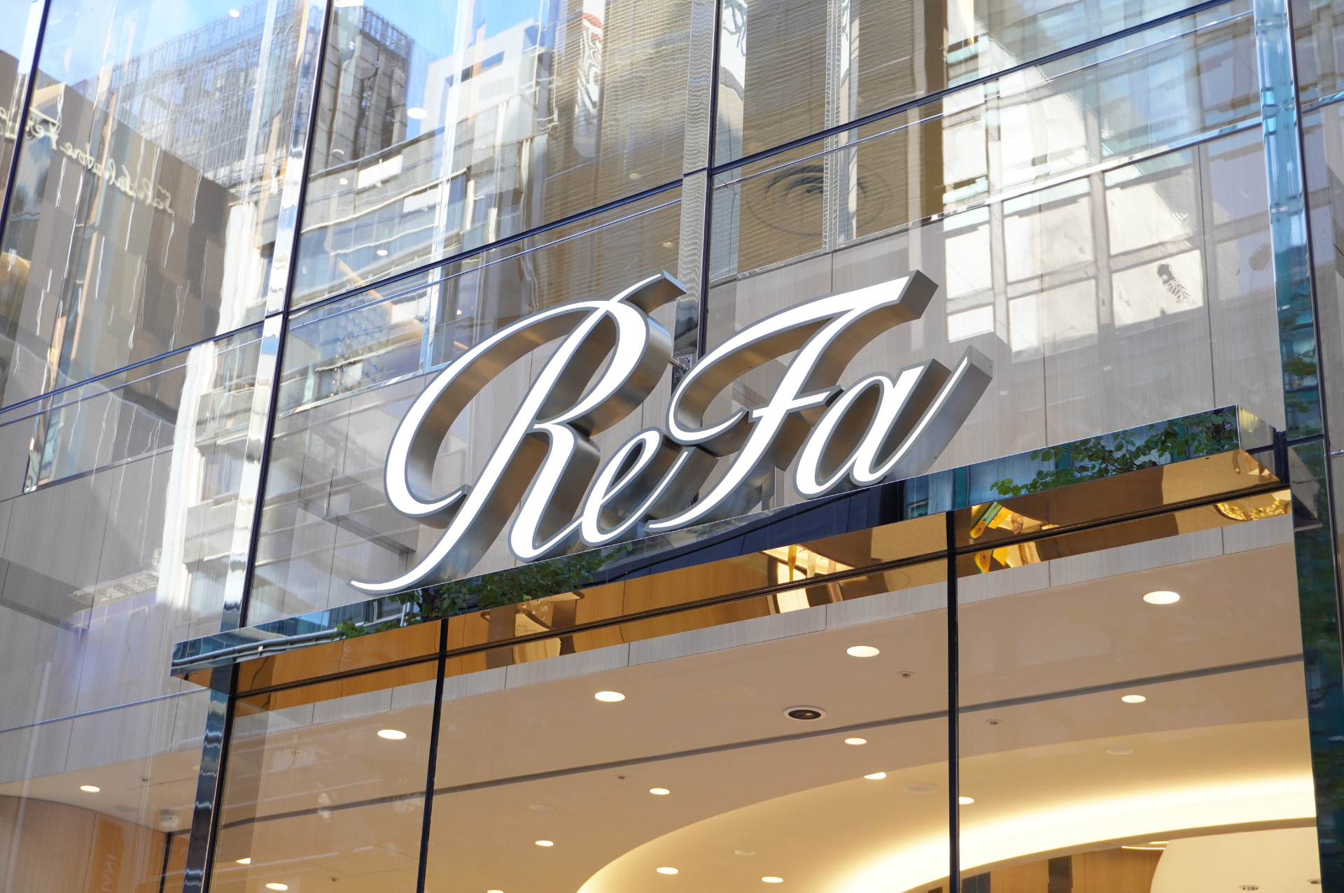 各フロアの取り扱い商品カテゴリ。ビル地下1階～地上4階の全5フロアのうち、主に地上1・2・3階がメインのショッピングフロアとなる