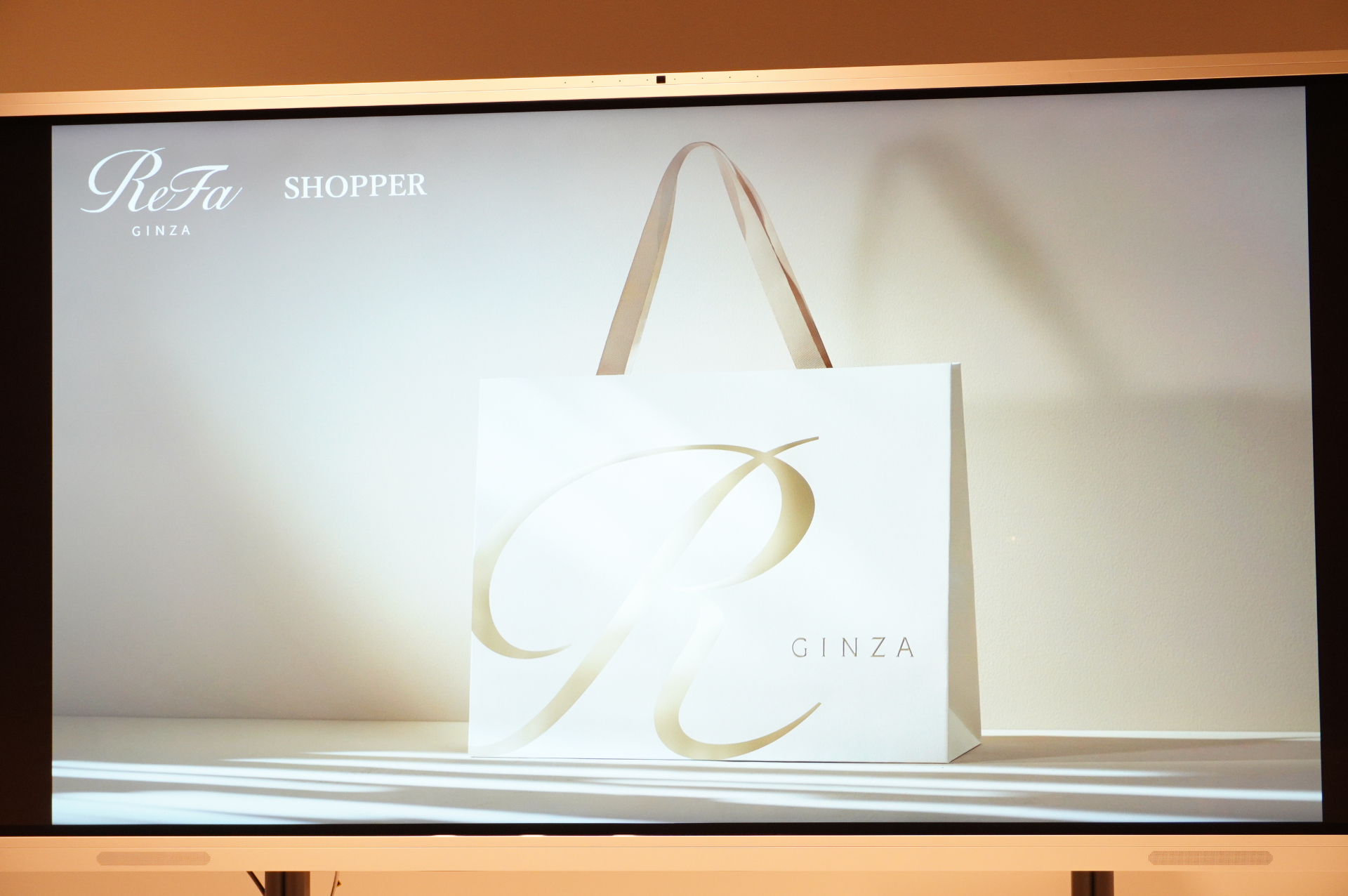 購入商品は、ReFa GINZAだけの専用オリジナルショッパーとギフトボックスに美しく包んで提供される