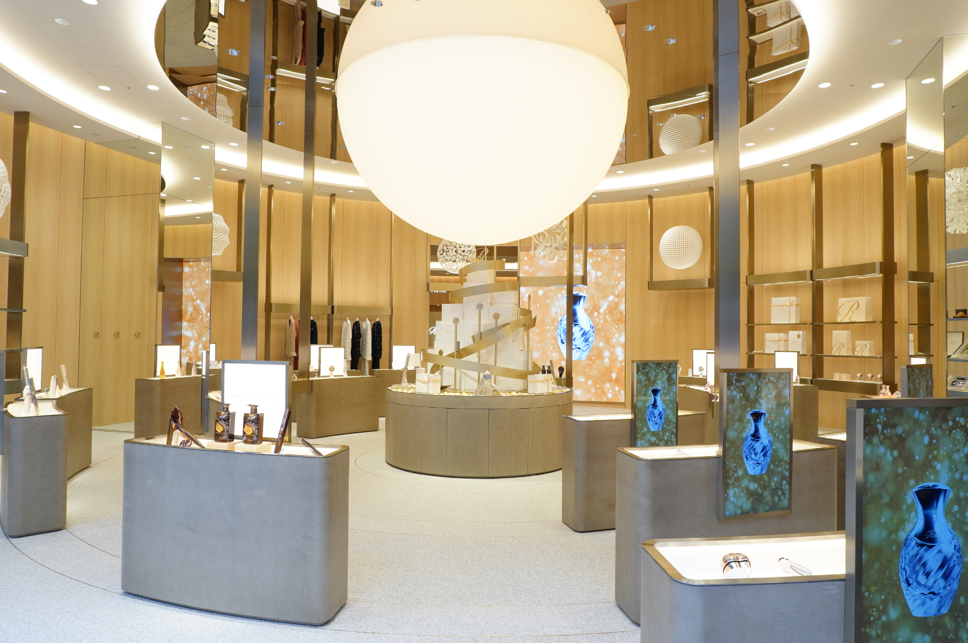 1階は、ReFaの代表的なアイテムに加え、ReFa GINZA限定のギフトセットをラインアップ