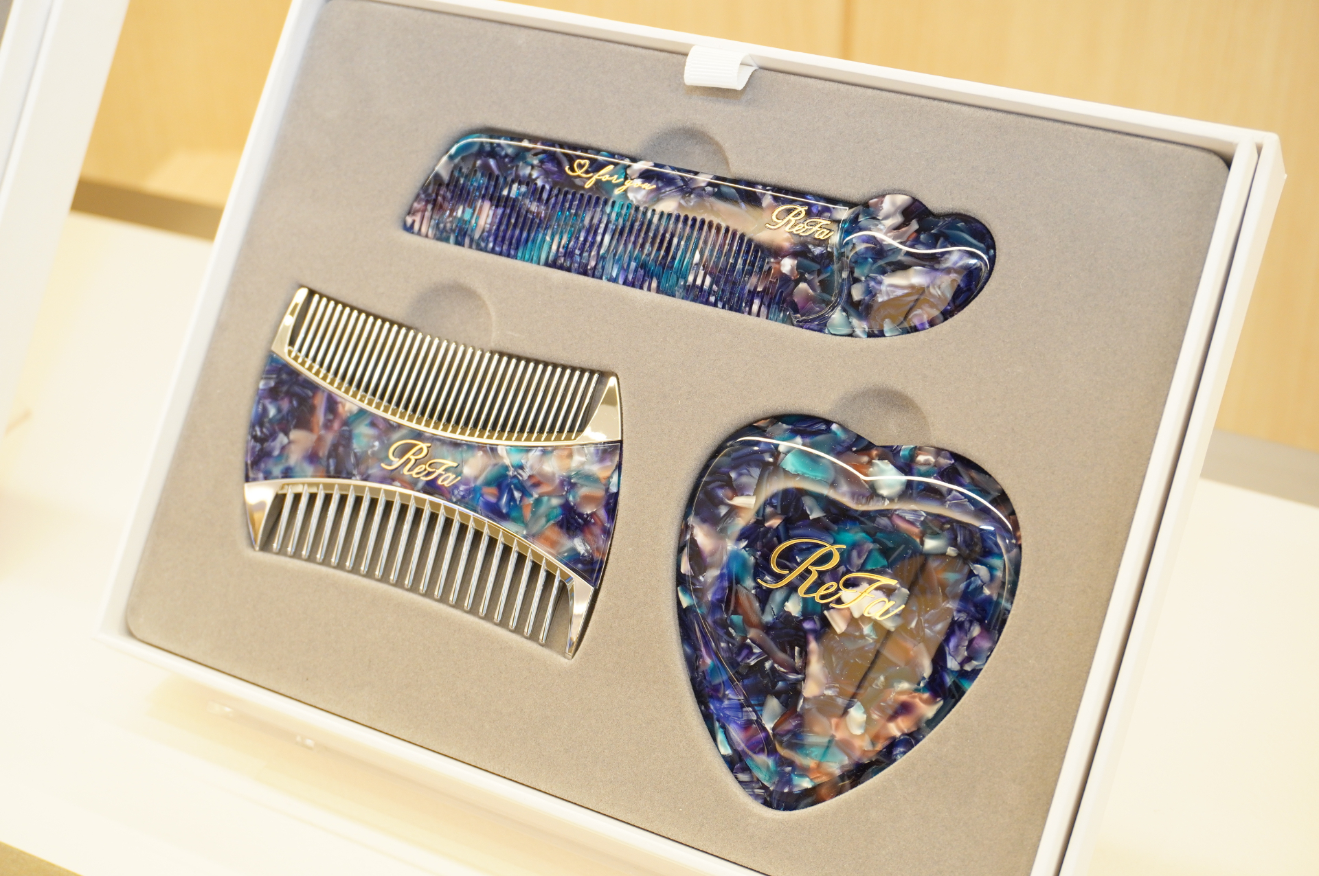 1階にはギフトのほか、ReFaの定番人気から注目の新商品まで“オールスター”が揃う