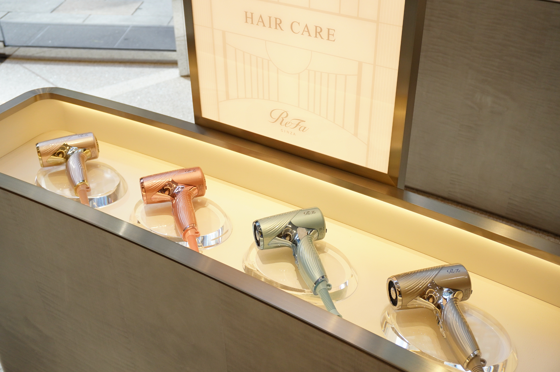 1階にはギフトのほか、ReFaの定番人気から注目の新商品まで“オールスター”が揃う