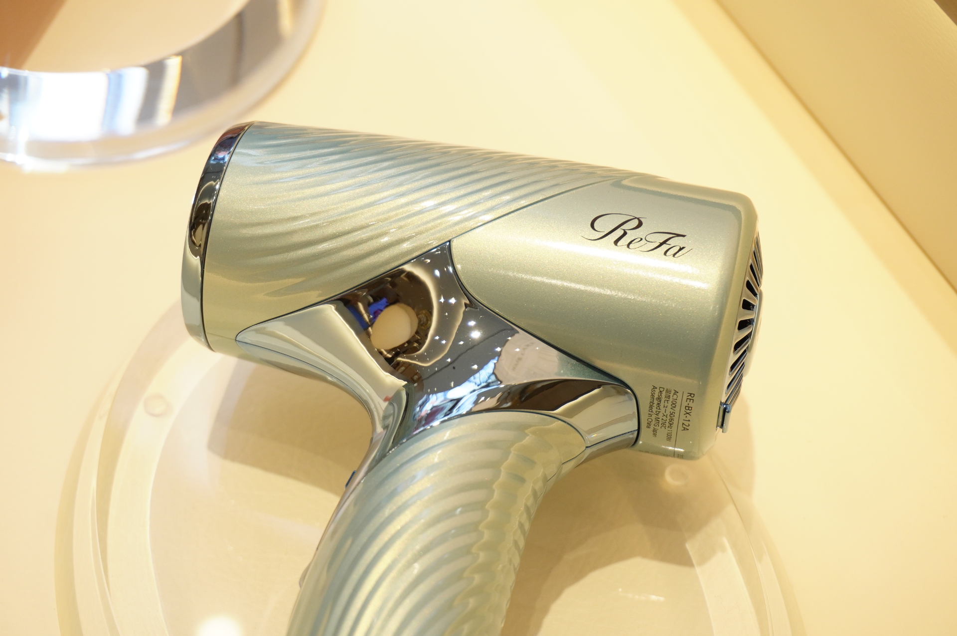 1階にはギフトのほか、ReFaの定番人気から注目の新商品まで“オールスター”が揃う